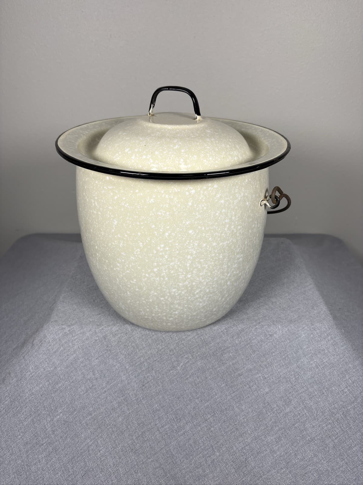 Vintage Cream Speckled Enamelware Chamber Pot With Lid And Wooden Handle - Thumbnail 2