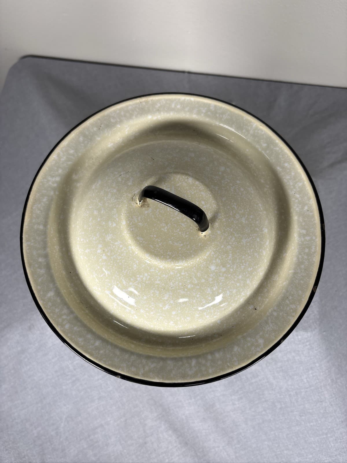 Vintage Cream Speckled Enamelware Chamber Pot With Lid And Wooden Handle - Thumbnail 3