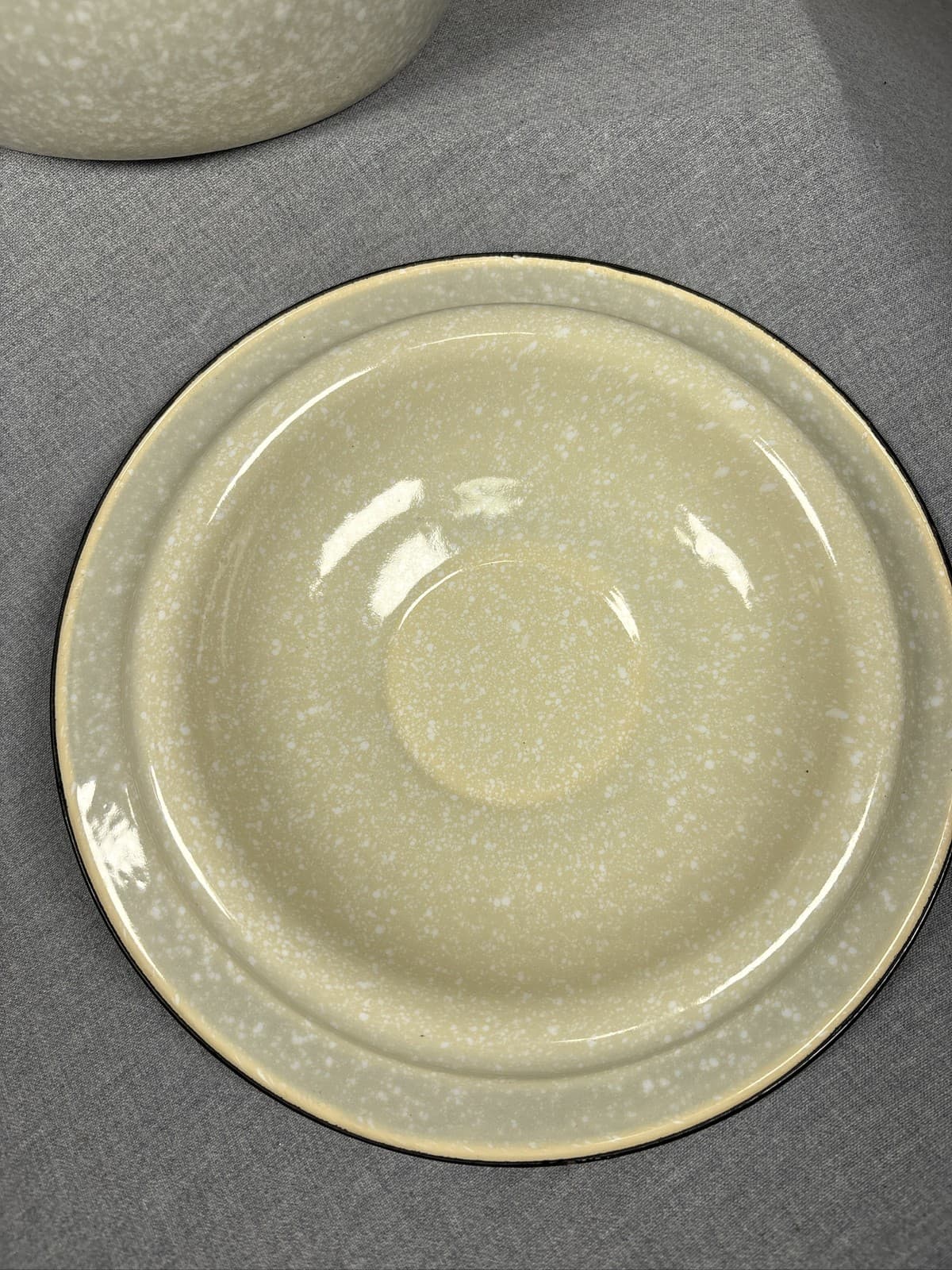 Vintage Cream Speckled Enamelware Chamber Pot With Lid And Wooden Handle - Thumbnail 5