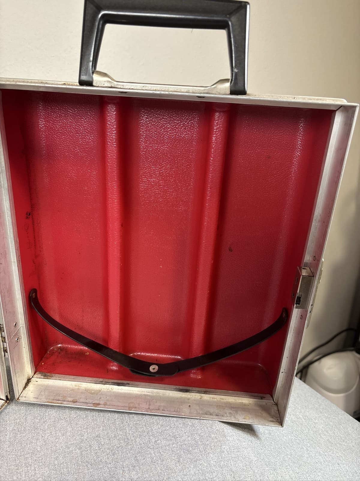Vintage Mid-Century Travel Bar Kit Portable Case Cups - Thumbnail 3
