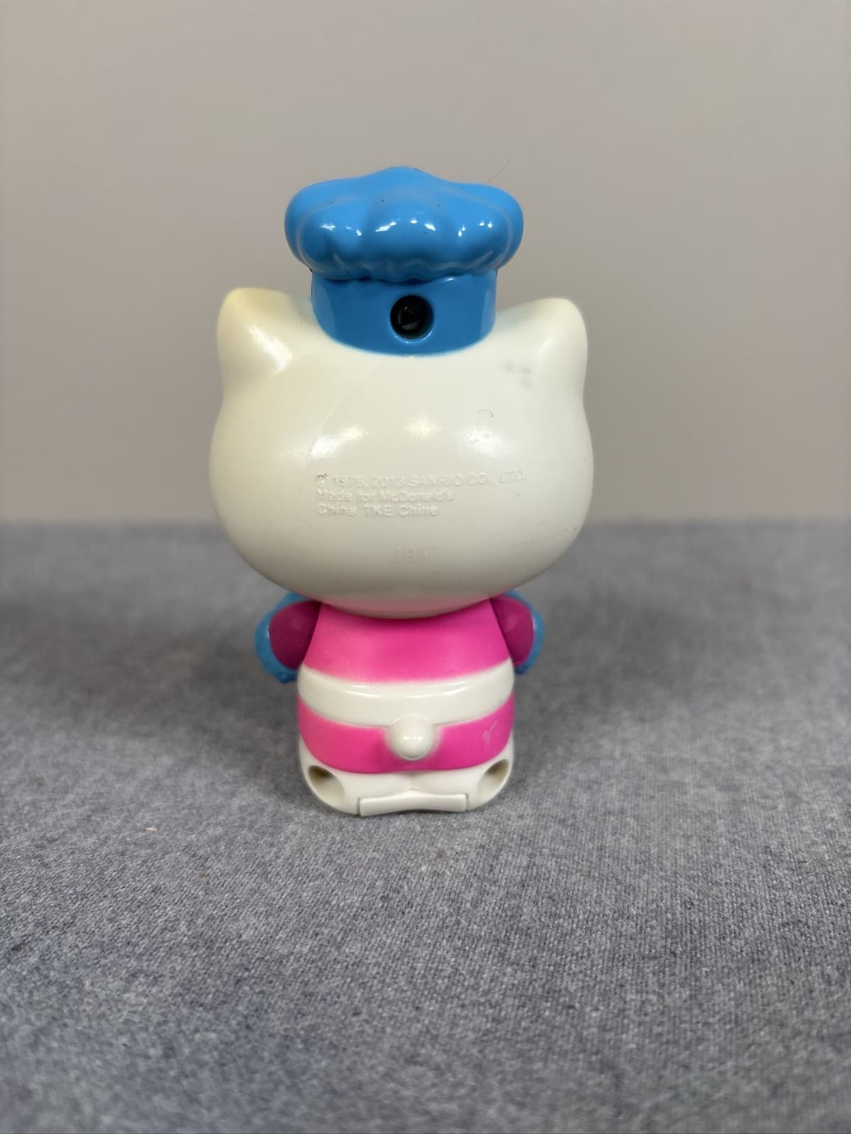 Hello Kitty Baking Hat Strawberry 2013 McDonald's Toy - Thumbnail 2