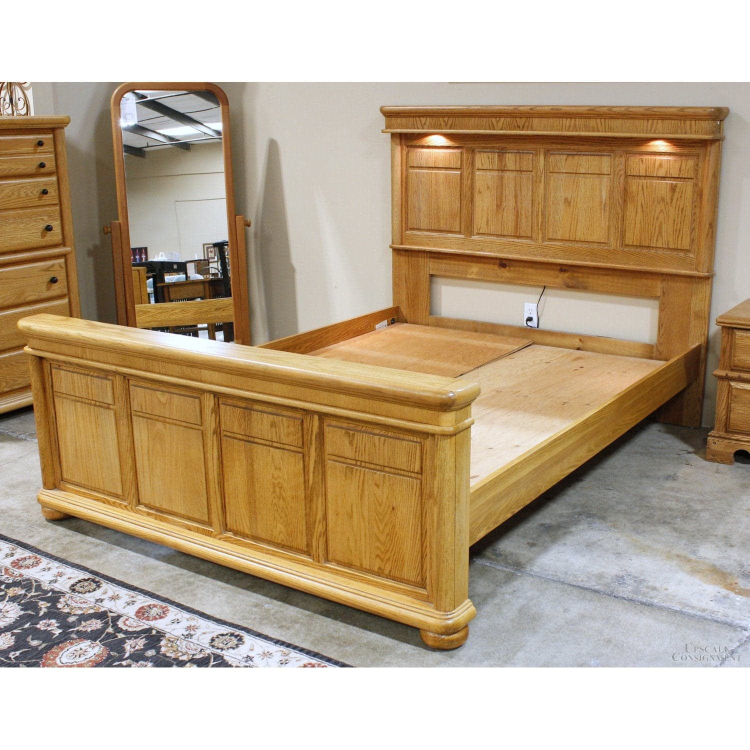 Arbek Queen Oak Panel Bed w/Lighted Headboard - Thumbnail 2