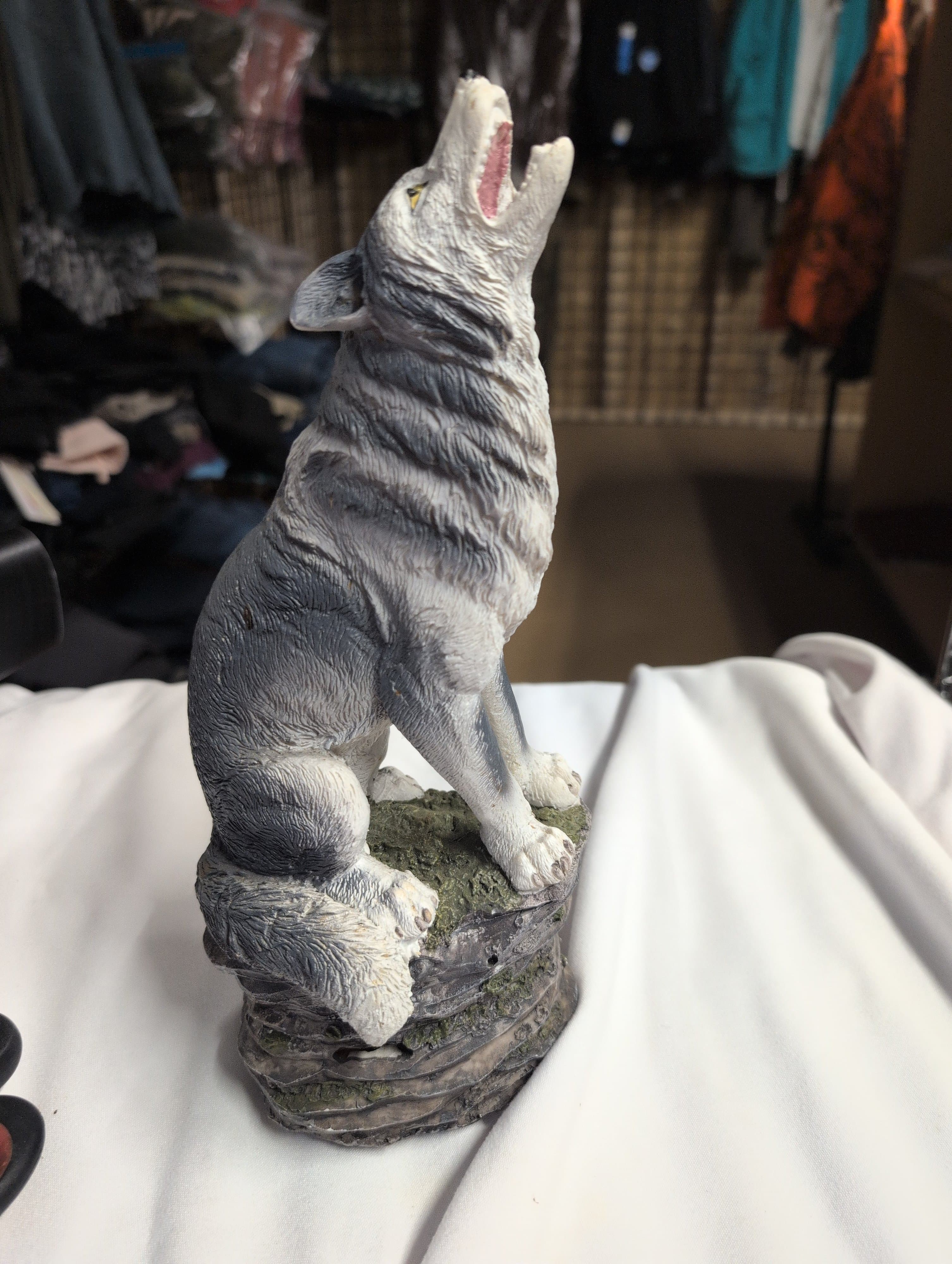 Wolf Figurine Howling on Rock Decorative Sculpture incense burner for the pods