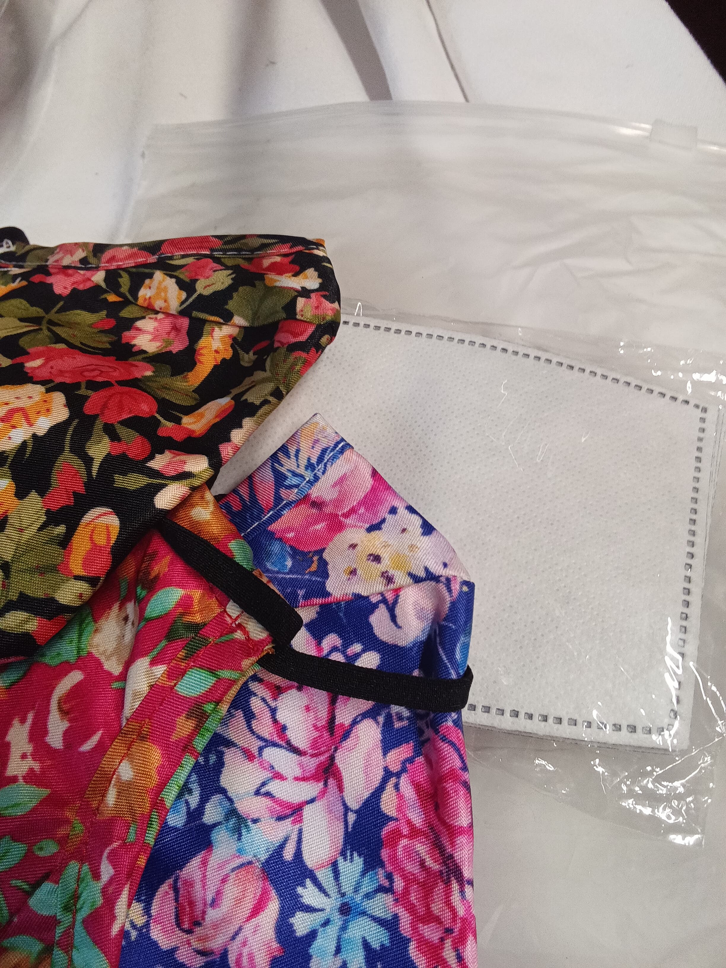 Floral Pattern Face Masks Set of 4 with filter - Thumbnail 3