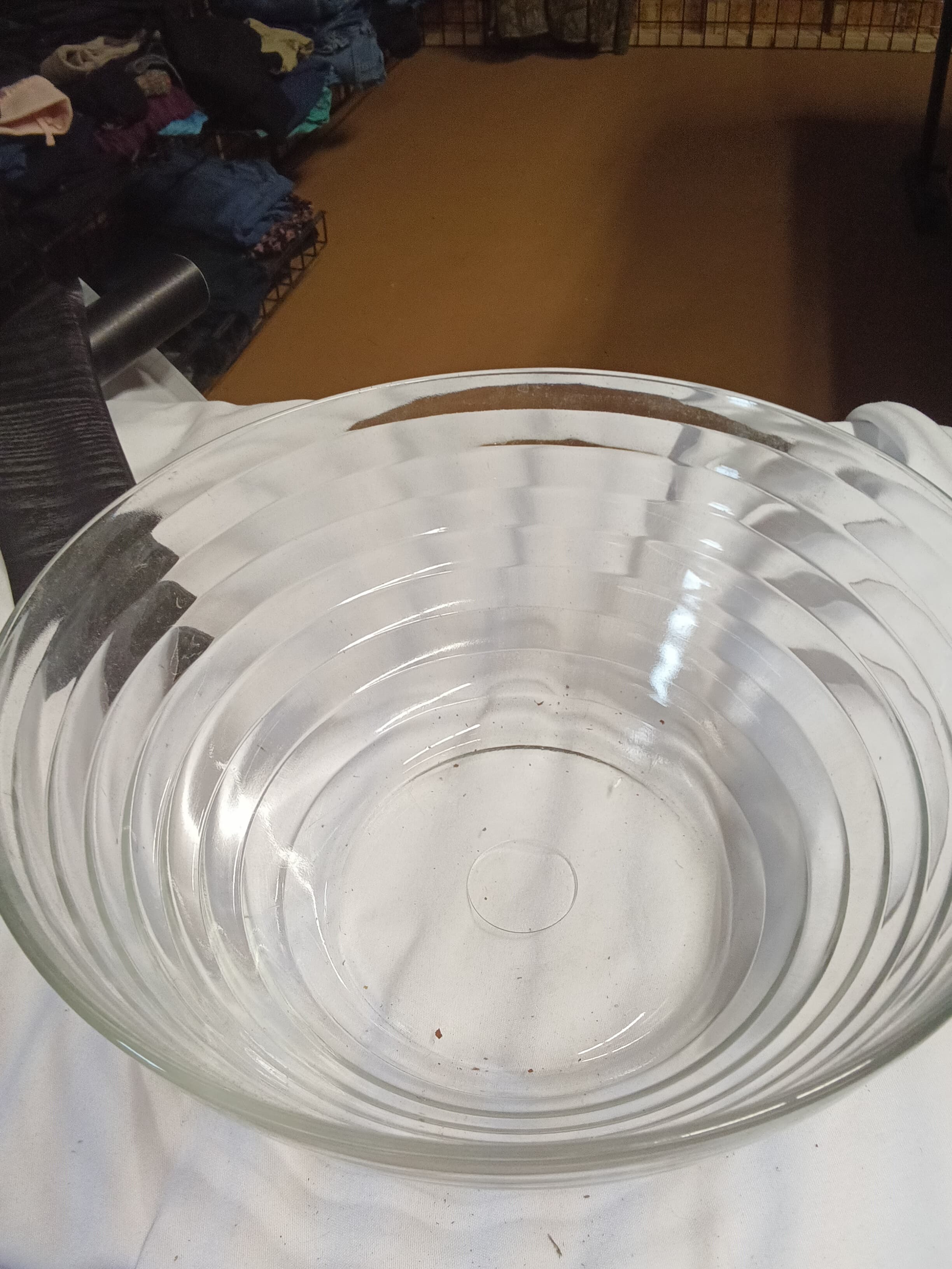 Large Clear Glass Serving Bowl - Thumbnail 2