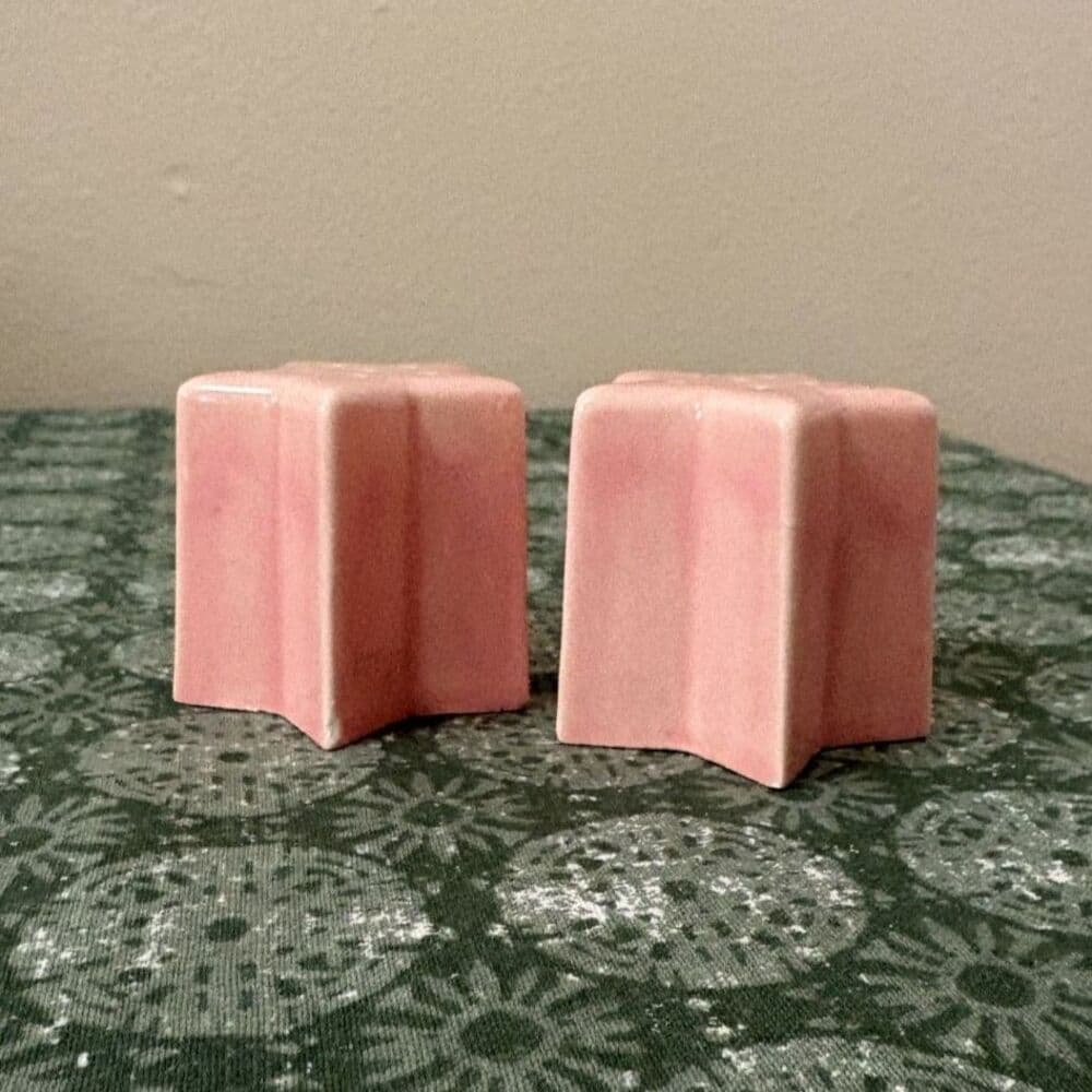 Pink Ceramic Star-Shaped Salt and Pepper Shakers - Thumbnail 3