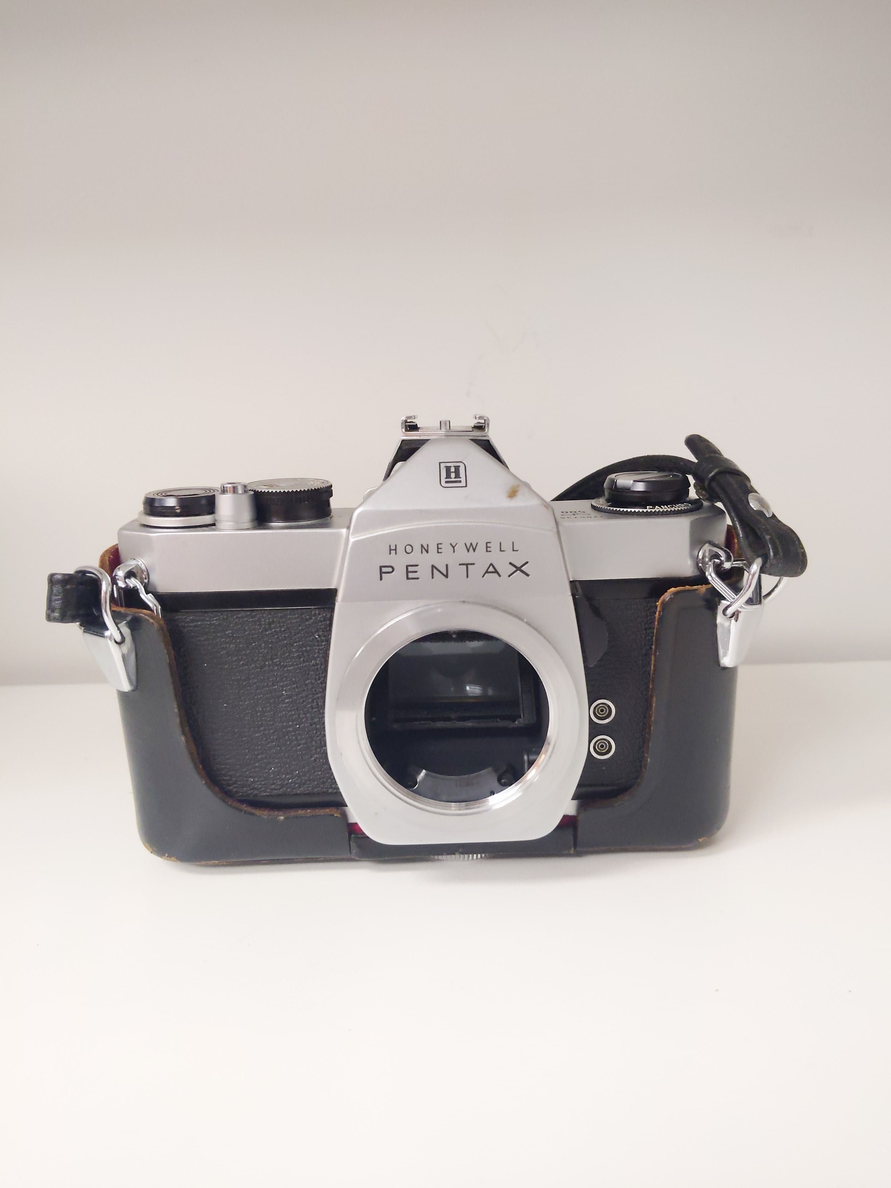 Honeywell Pentax SP500 35mm Film Camera w/ Strap, Coldshoe Adapter, Bottom Leather Case (Body only) #0993