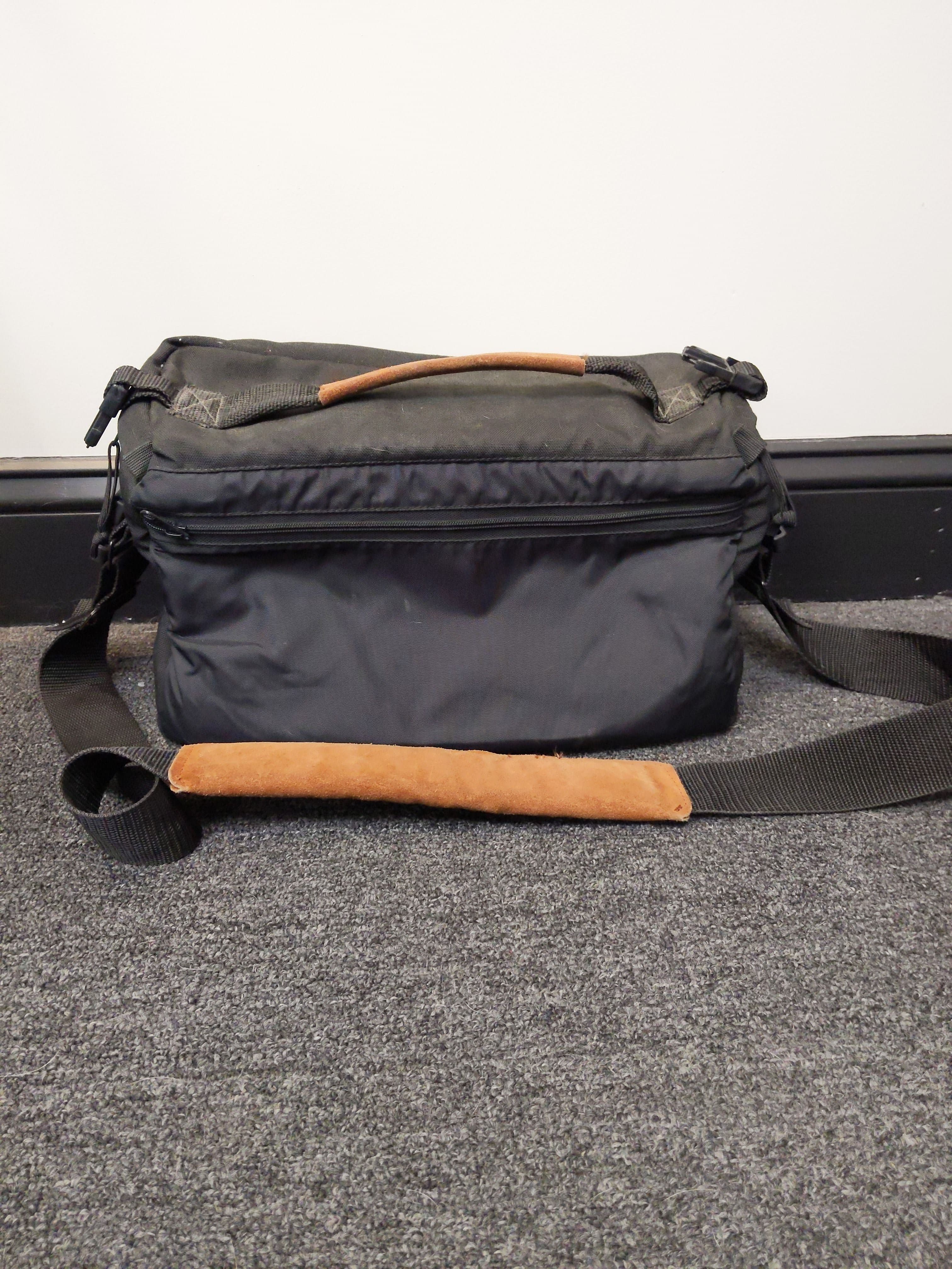 Tamrac Shoulder Camera Bag w/ Dividers (Black) #0828 - Regular - Thumbnail 2