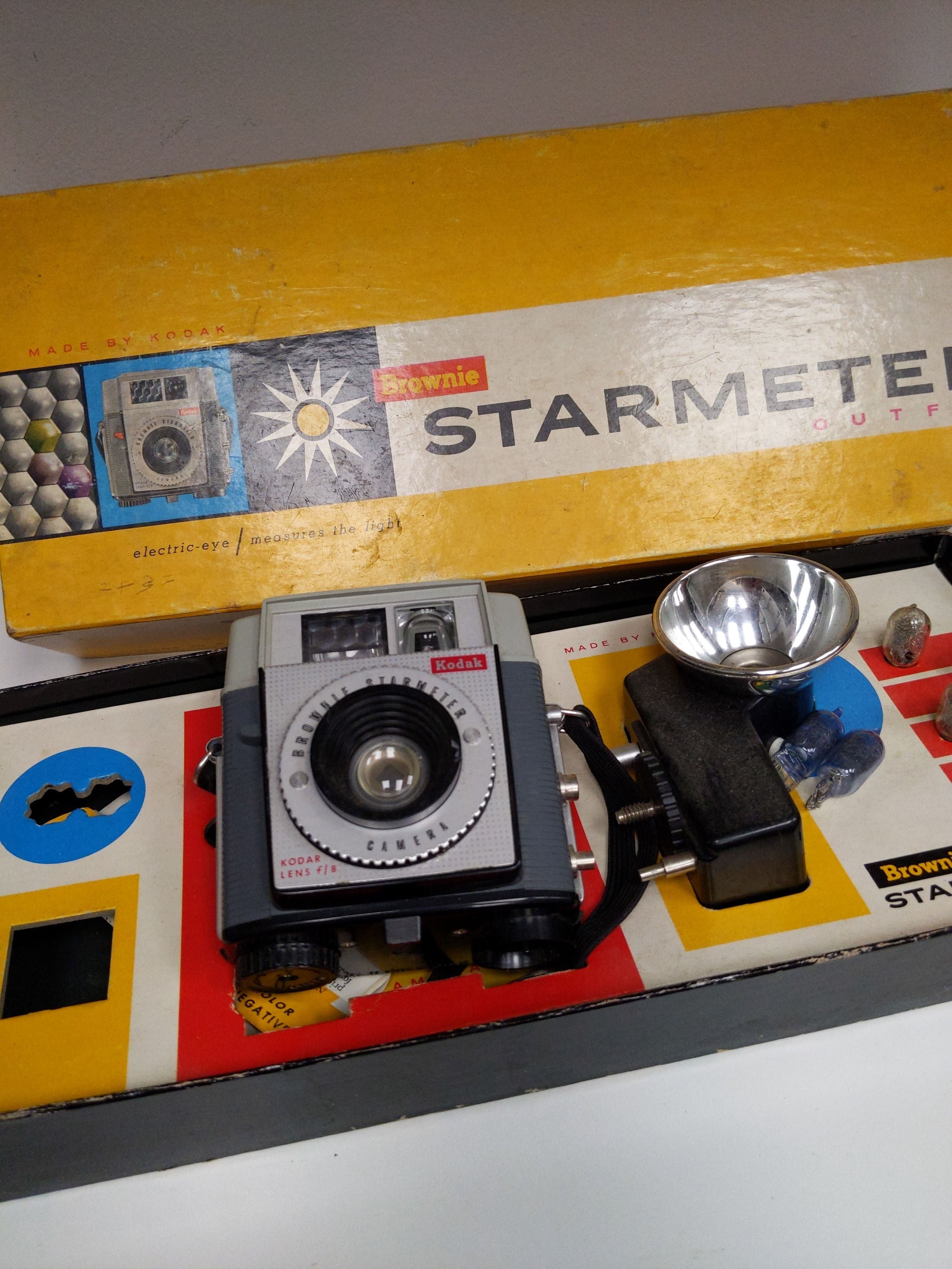 Kodak Brownie Starmeter Outfit 127 Film Camera w/ Original Box & Flash #0447 - Thumbnail 2