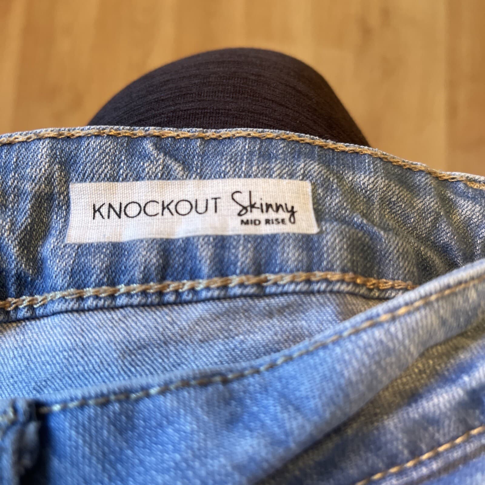 kenzie knockout skinny mid rise destructed jeans 10/30 - Thumbnail 3