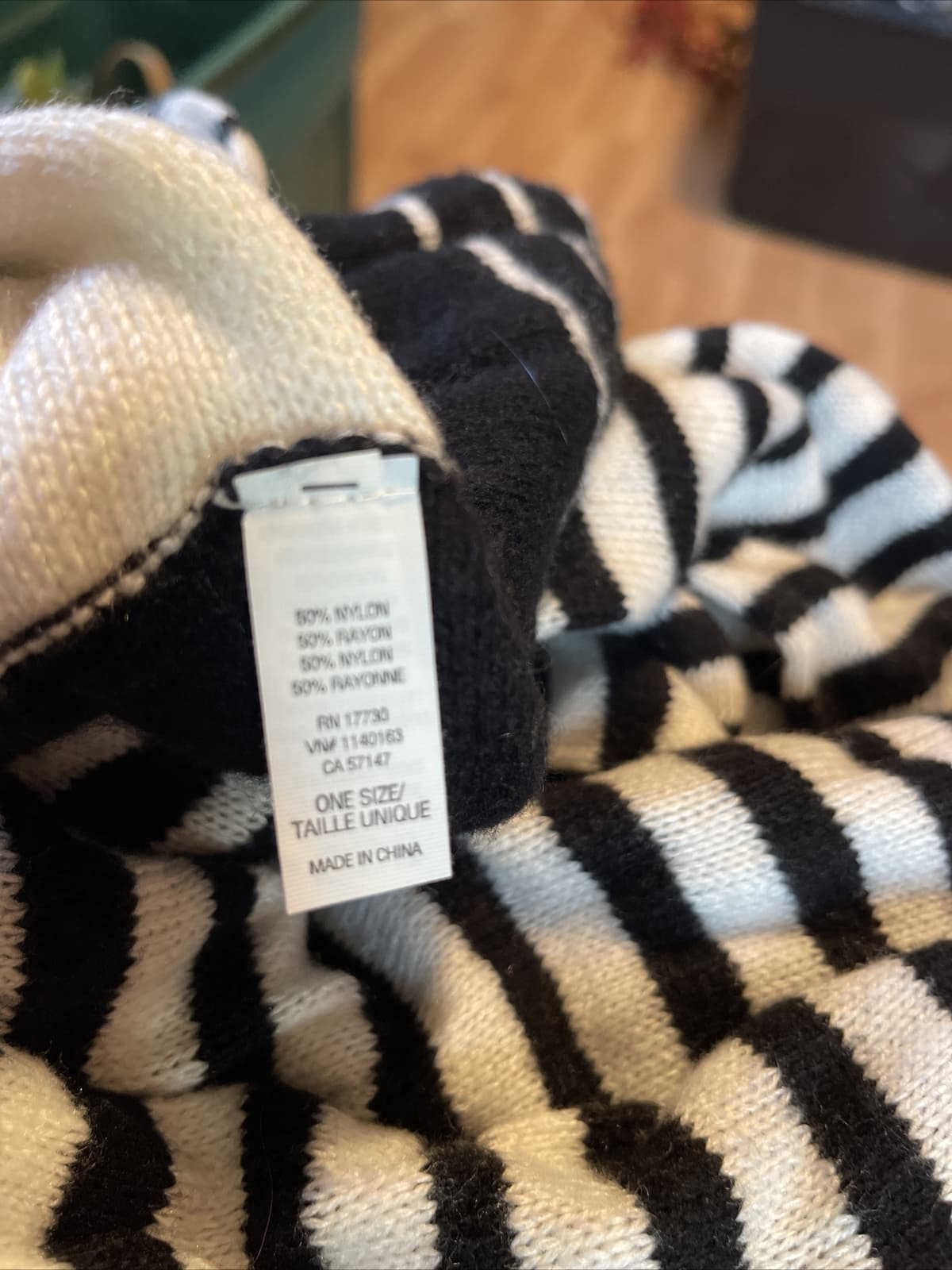 Infinity scarf black white stripe warm - Thumbnail 4