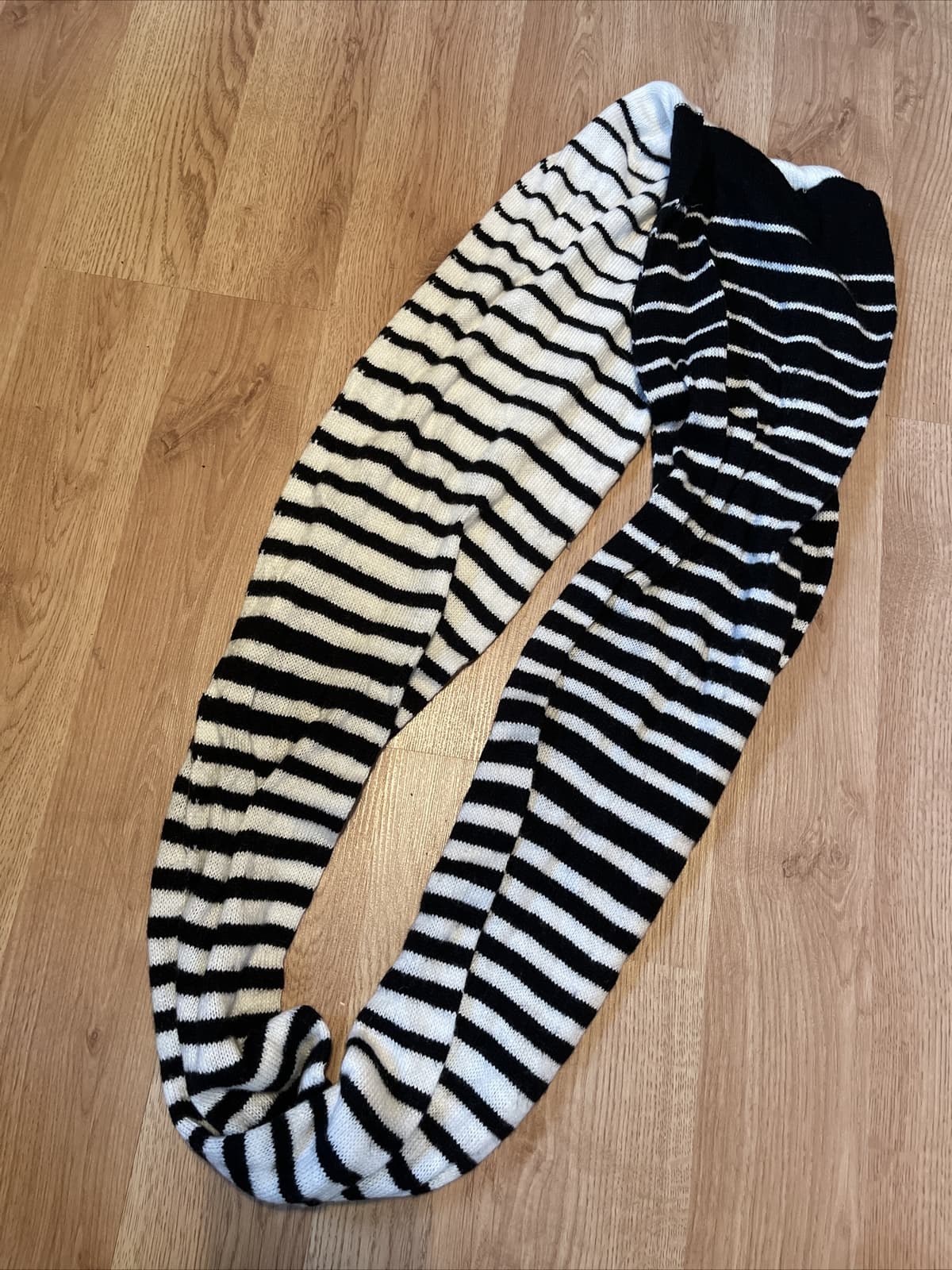 Infinity scarf black white stripe warm - Thumbnail 2