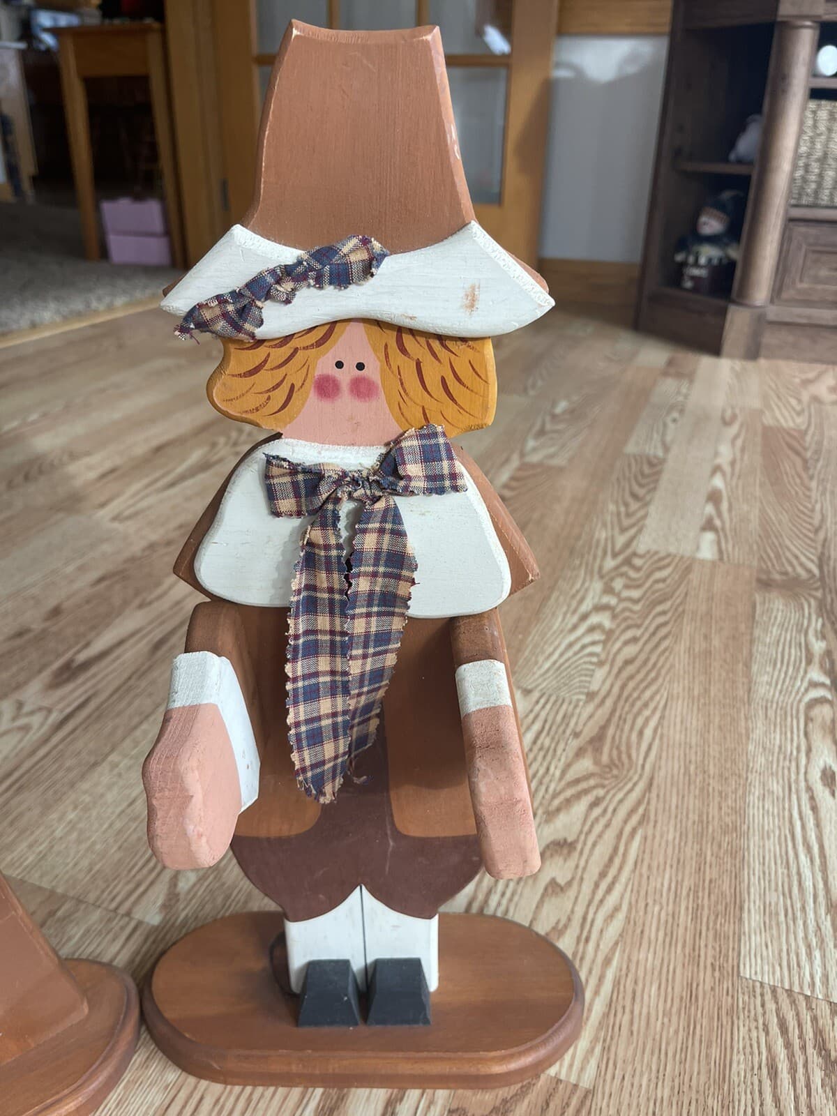 Wood Thanksgiving Pilgrim figurines 18" - Thumbnail 2