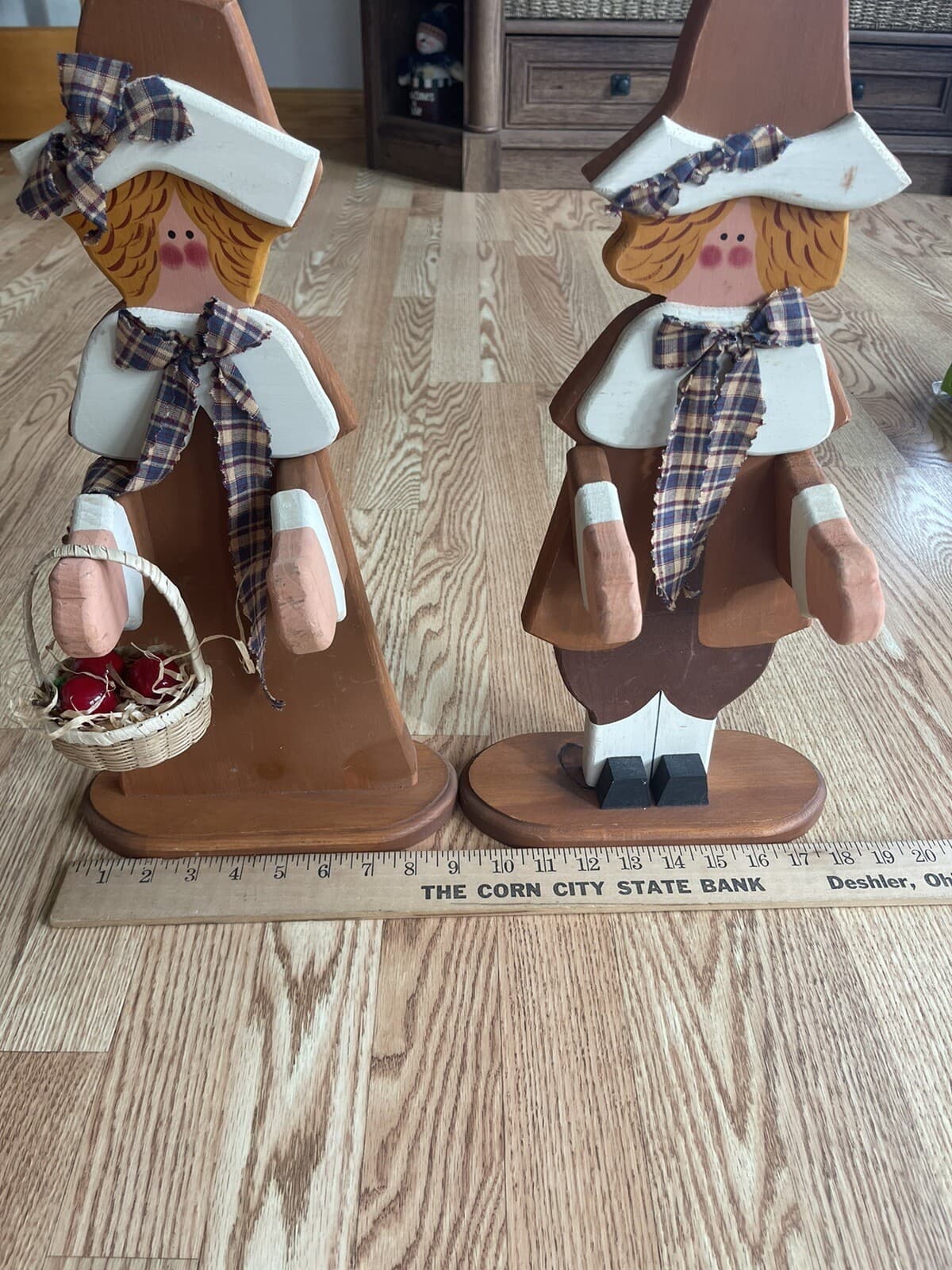 Wood Thanksgiving Pilgrim figurines 18" - Thumbnail 5