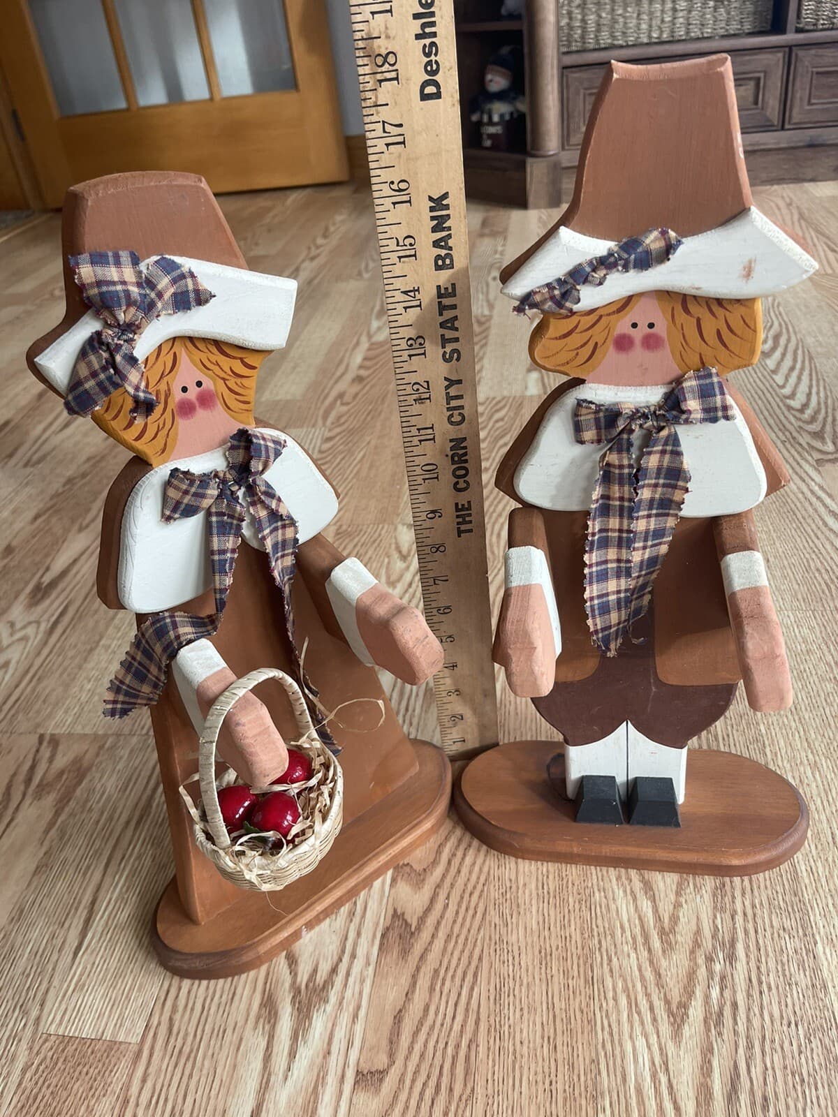 Wood Thanksgiving Pilgrim figurines 18" - Thumbnail 4