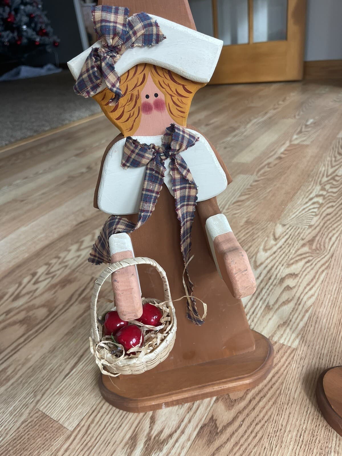 Wood Thanksgiving Pilgrim figurines 18" - Thumbnail 3