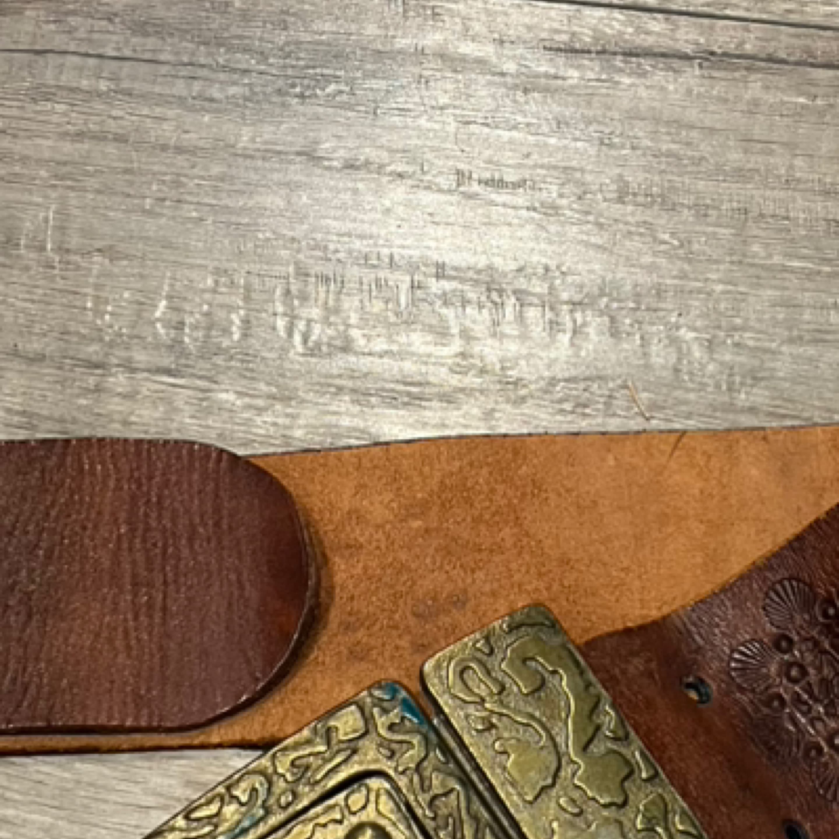 Vtg brown leather belt with ornate buckle - Regular