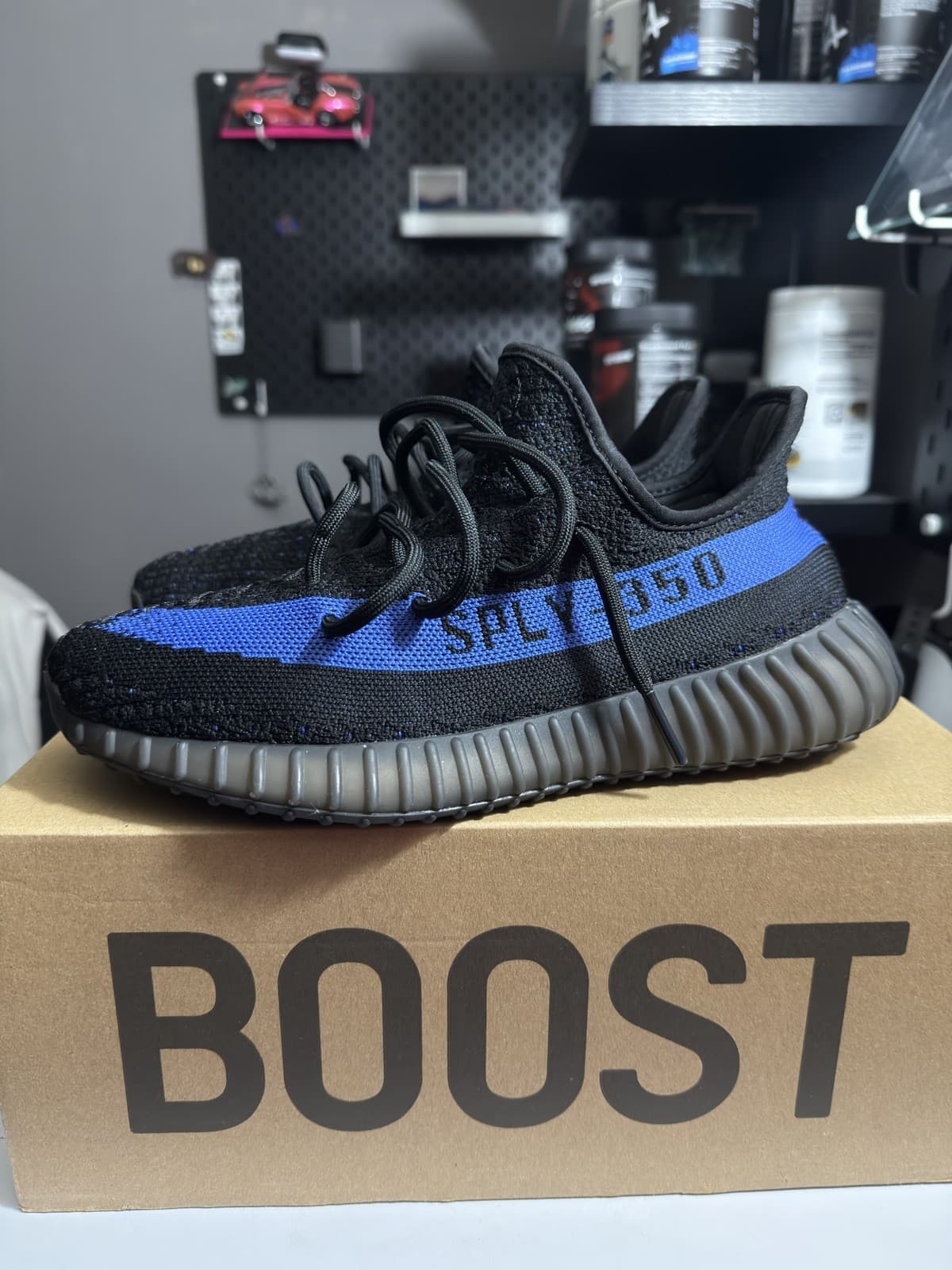 Size 7.5 - Yeezy Boost 350 V2 Dazzling Blue - Thumbnail 2