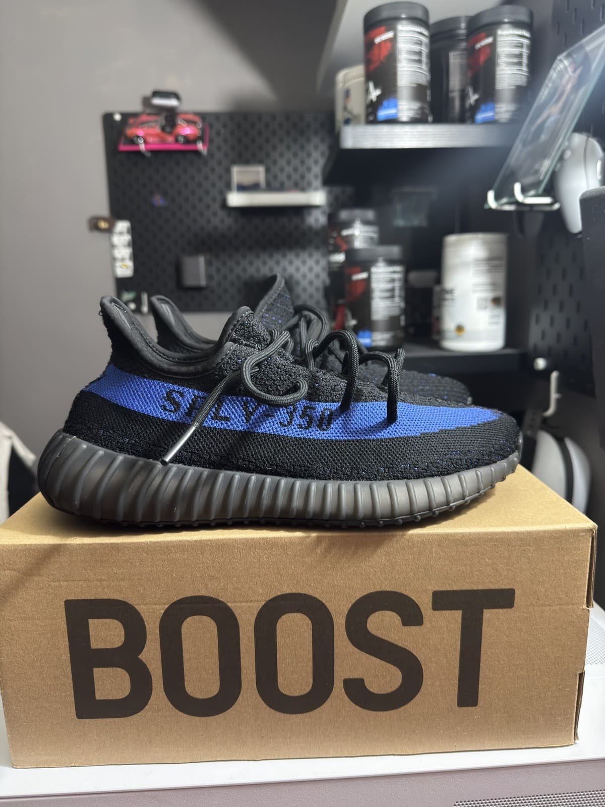 Size 7.5 - Yeezy Boost 350 V2 Dazzling Blue - Thumbnail 3
