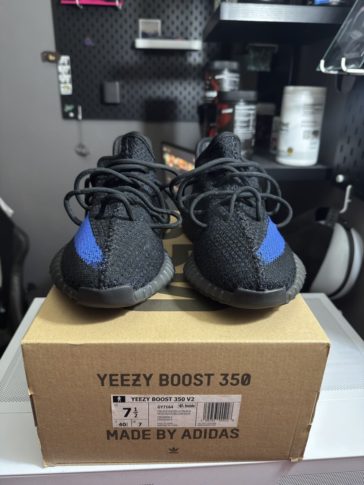 Size 7.5 - Yeezy Boost 350 V2 Dazzling Blue - Thumbnail 4