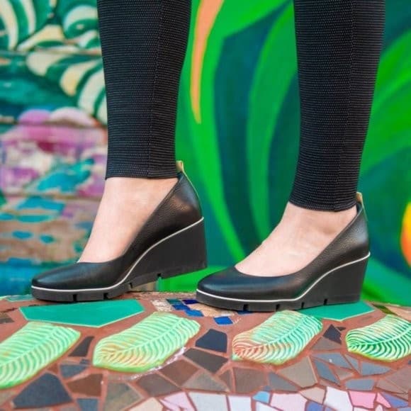 Betabrand All Weather 2.5" Wedge Slip-On Shoe Waterproof Onyx Black Leather US8M - Thumbnail 4