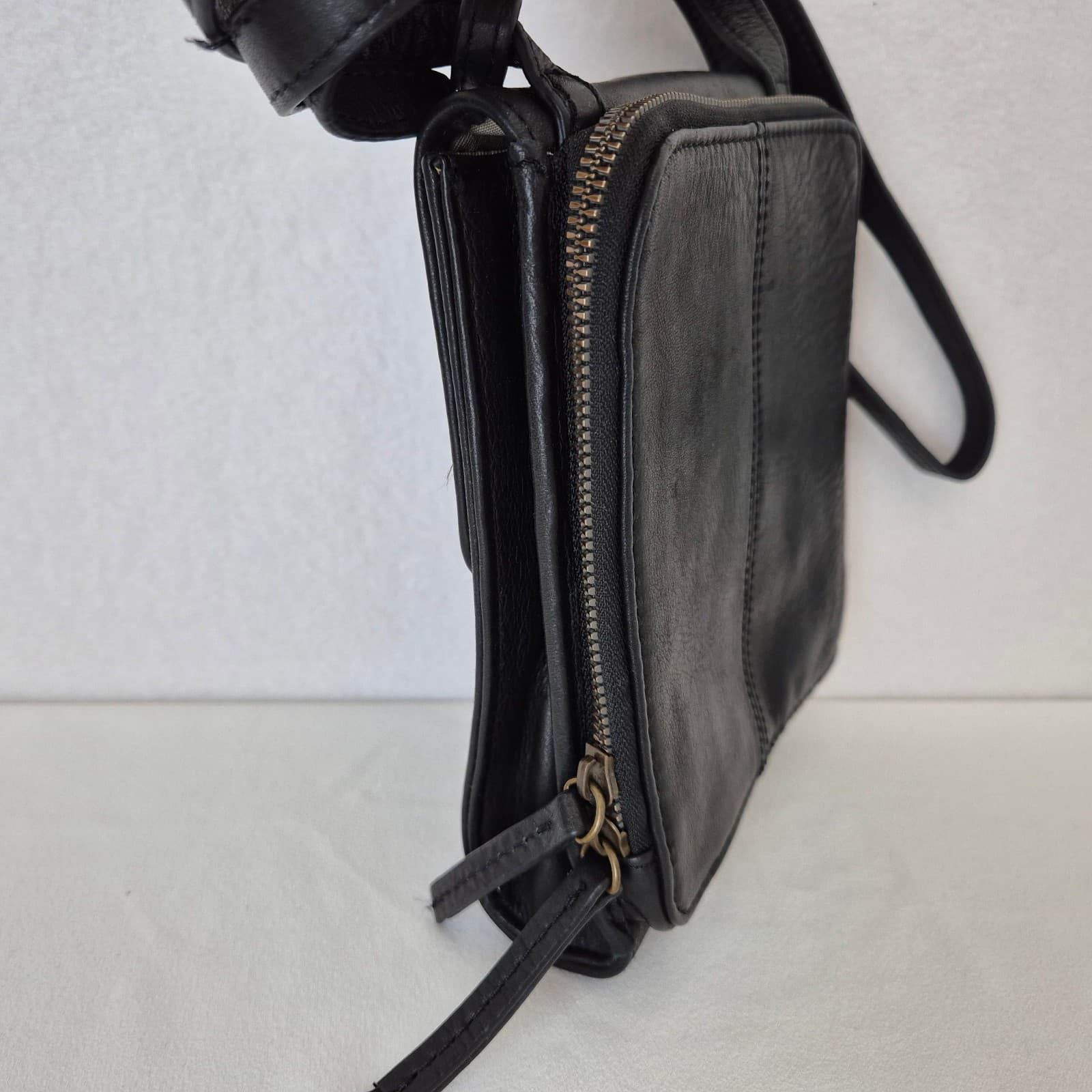 American Leather Co. Black Leather Kansas Travel Organizer Crossbody Bag - Thumbnail 8