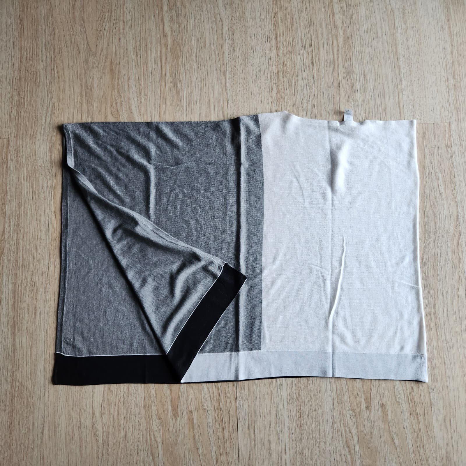 EUC Lululemon Poncho Viscose Cashmere Blend Colorblock White Grey O/S - Thumbnail 3