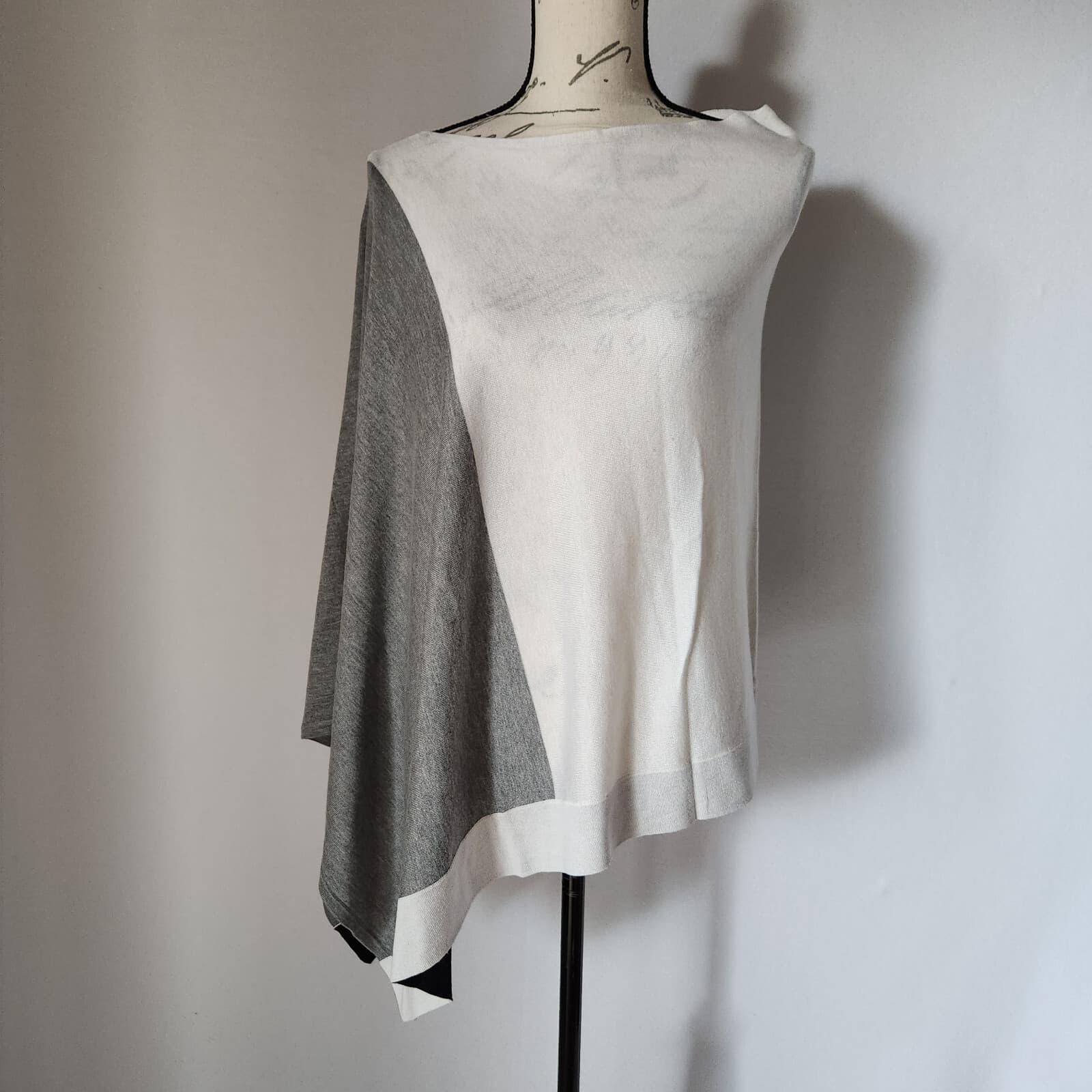 EUC Lululemon Poncho Viscose Cashmere Blend Colorblock White Grey O/S - Thumbnail 2