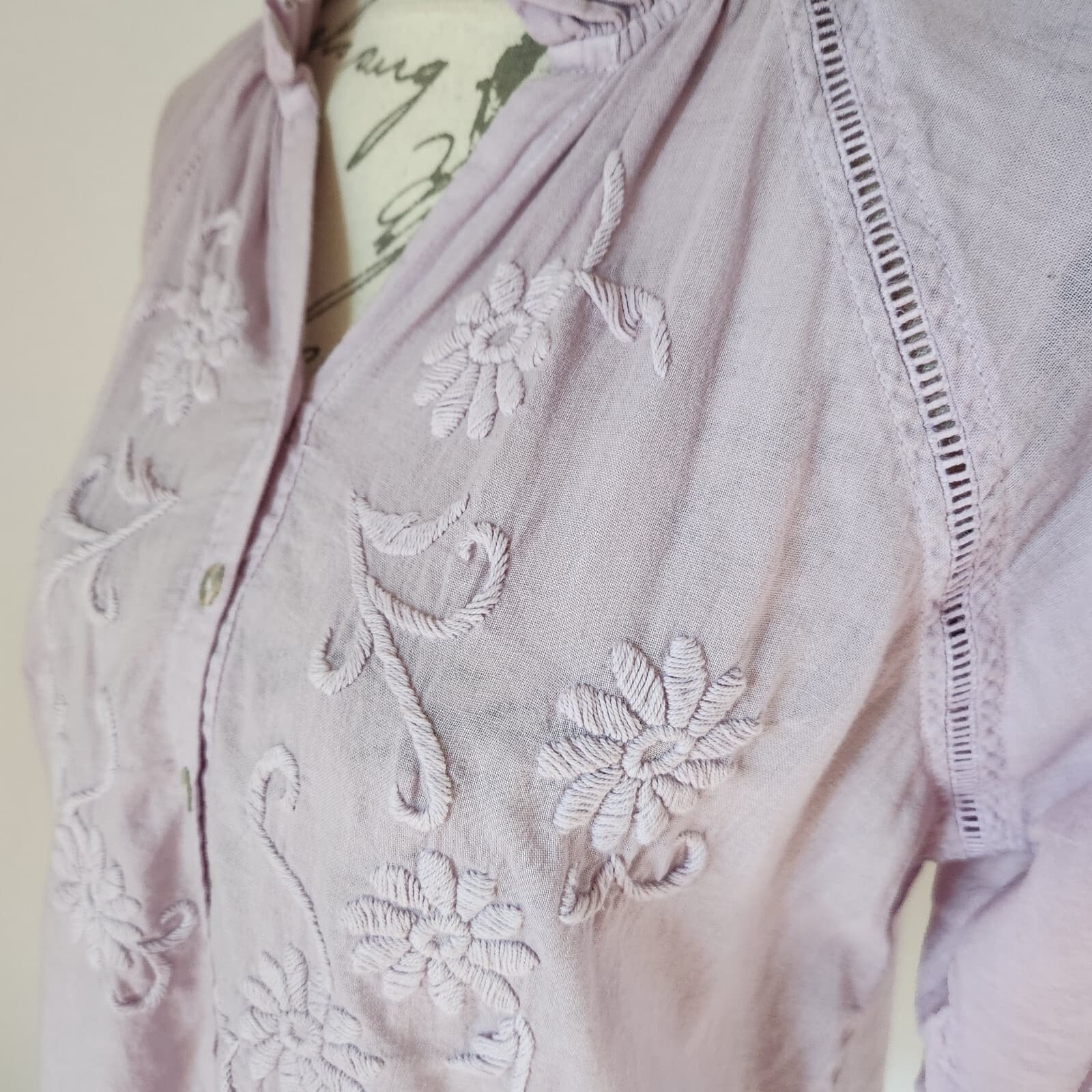 JP and Mattie Embroidered Pearl Button Front Blouse Ruffle V-Neck Purple Sz.M - Thumbnail 3