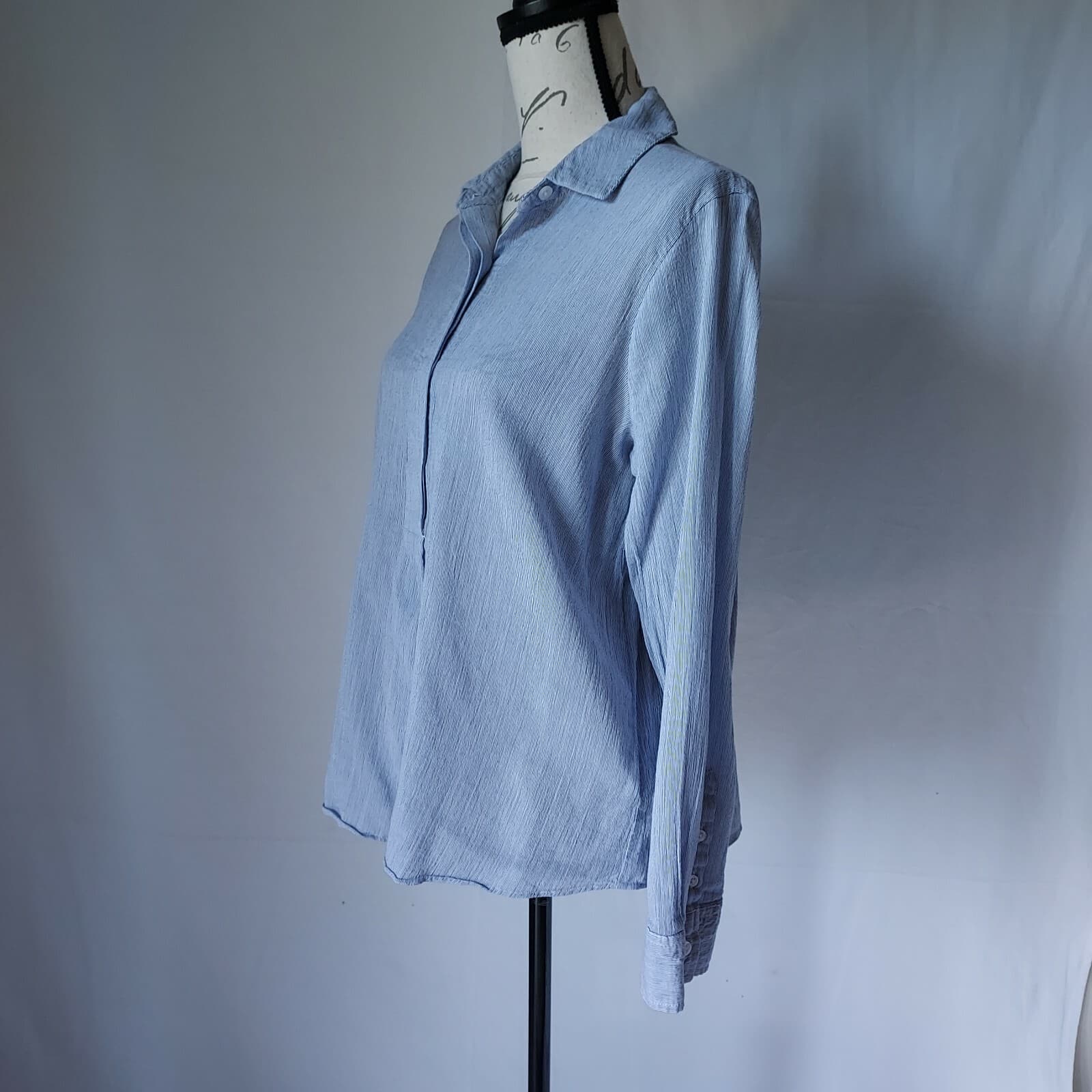 ELIZABETH AND JAMES Top Shirt Long Sleeve Pullover Button Cotton Blue Women Sz.M - Thumbnail 4