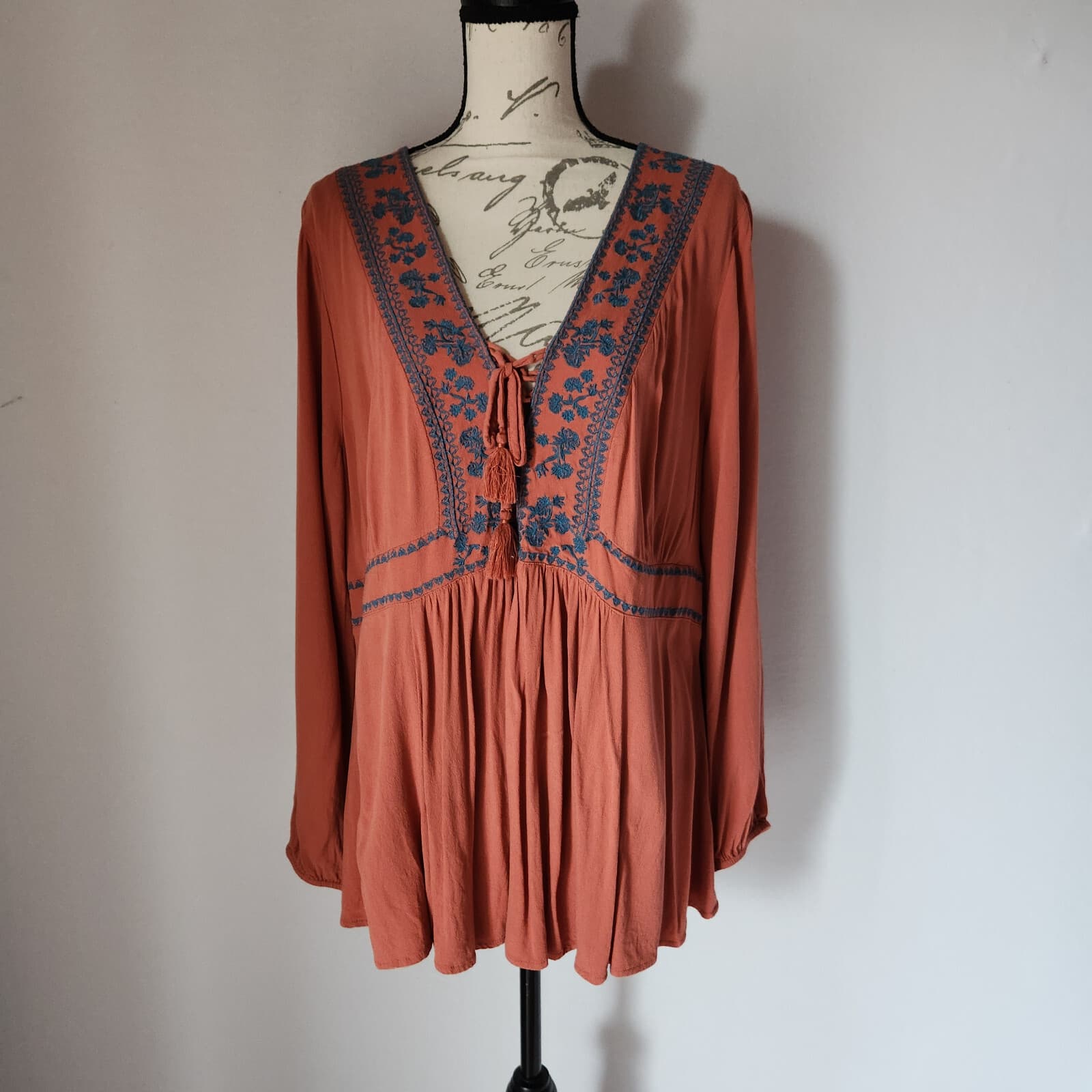 Torrid Babydoll Rayon Crepe Embroidered Tassel Boho Top Long Sleeve Rust Sz.2 - Thumbnail 2