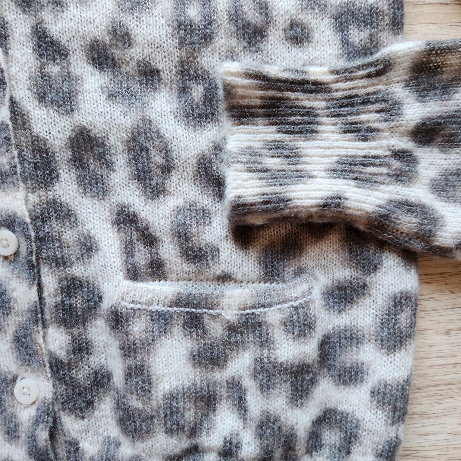Banana Republic Wool Blend Leopard Cardigan Button V-Neck Grey Cream Women Sz.S - Thumbnail 7