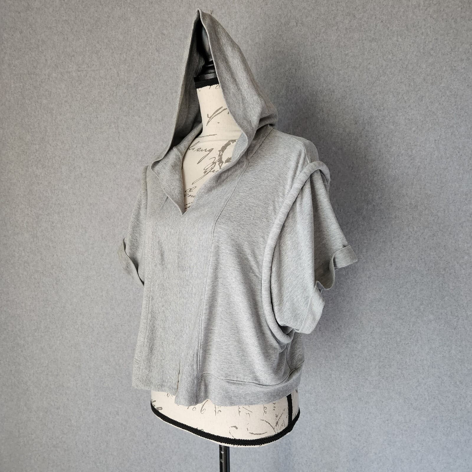 AiKO Open Front Crop Hooded Sweatshirt Short Sleeve Pocket Grey Women Sz.M USA - Thumbnail 2