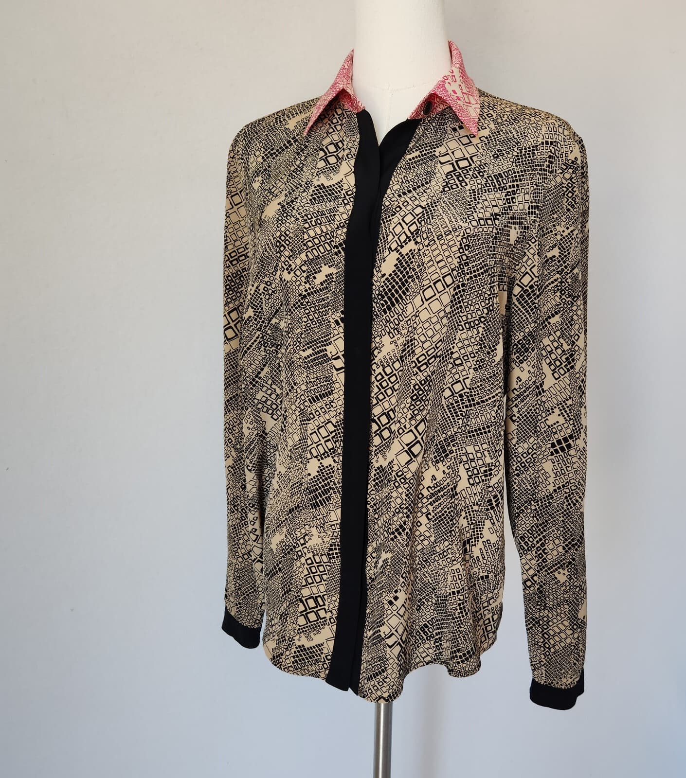 TRINA TURK Silk Satin Button-Up Shirt Long Sleeve Geo-Printed Black Beige Sz.M - Thumbnail 2
