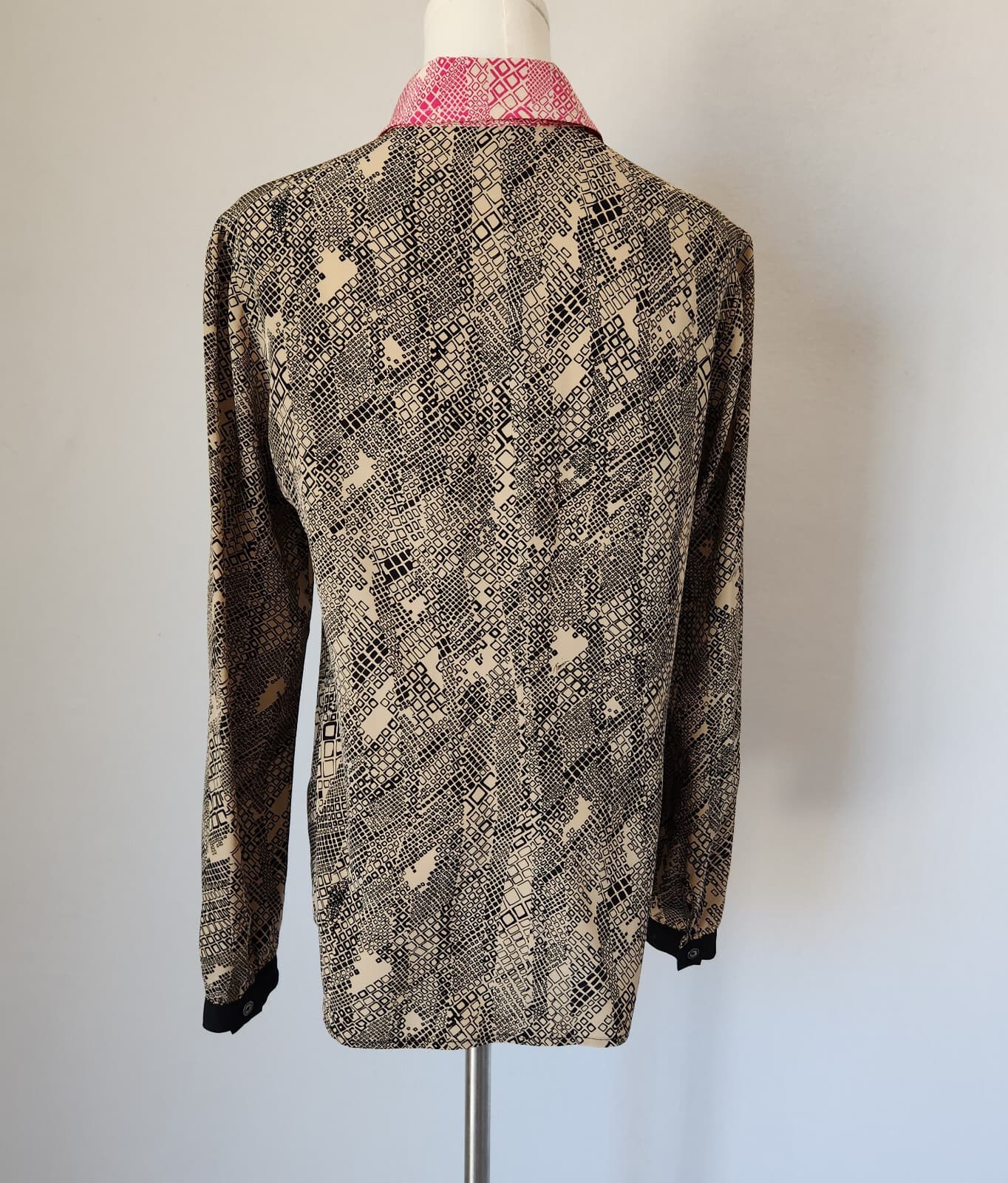 TRINA TURK Silk Satin Button-Up Shirt Long Sleeve Geo-Printed Black Beige Sz.M - Thumbnail 8