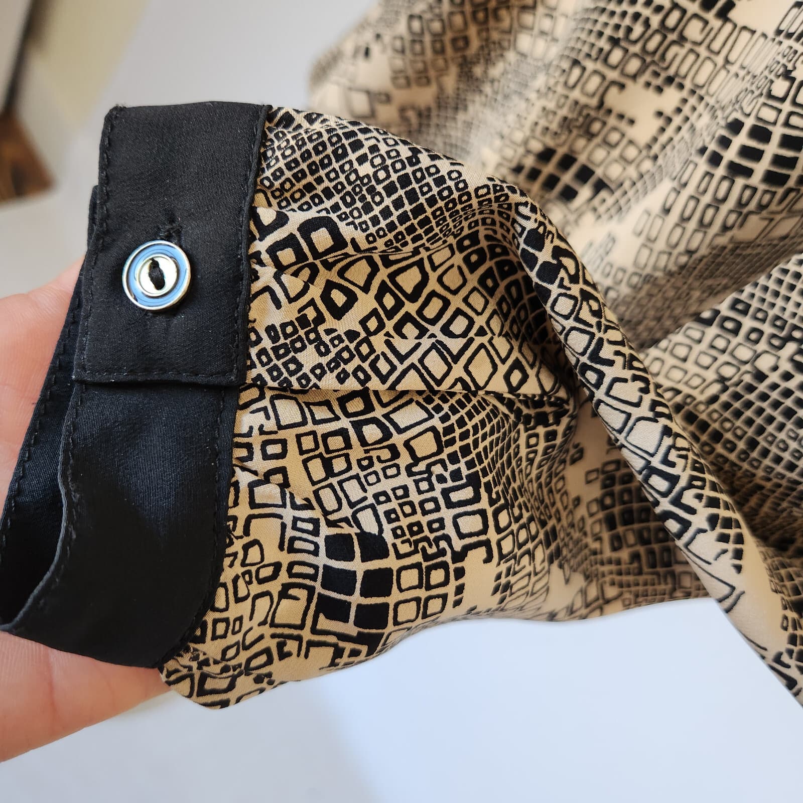 TRINA TURK Silk Satin Button-Up Shirt Long Sleeve Geo-Printed Black Beige Sz.M - Thumbnail 6