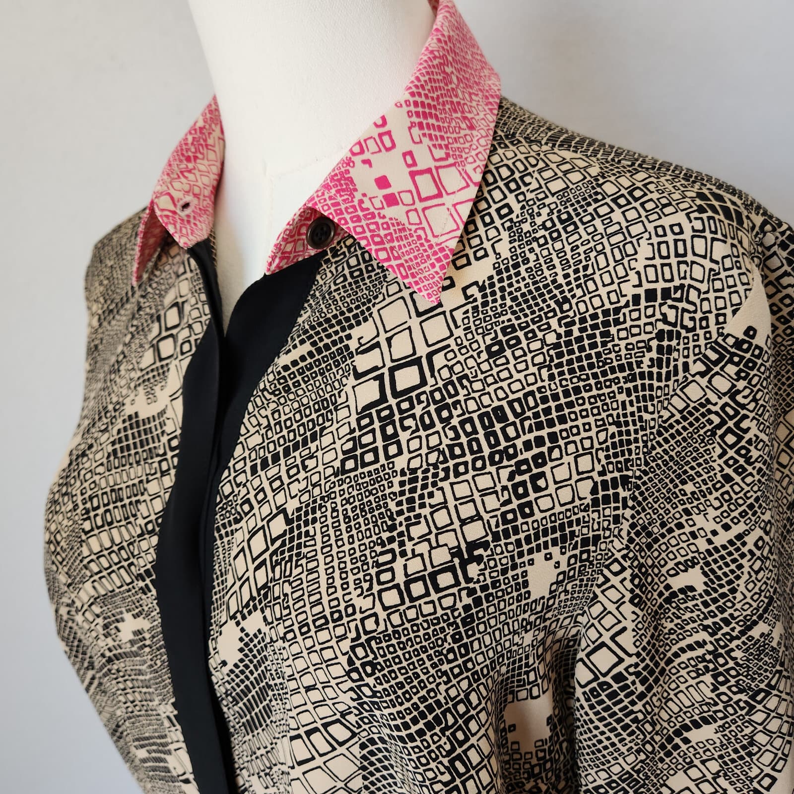TRINA TURK Silk Satin Button-Up Shirt Long Sleeve Geo-Printed Black Beige Sz.M - Thumbnail 4