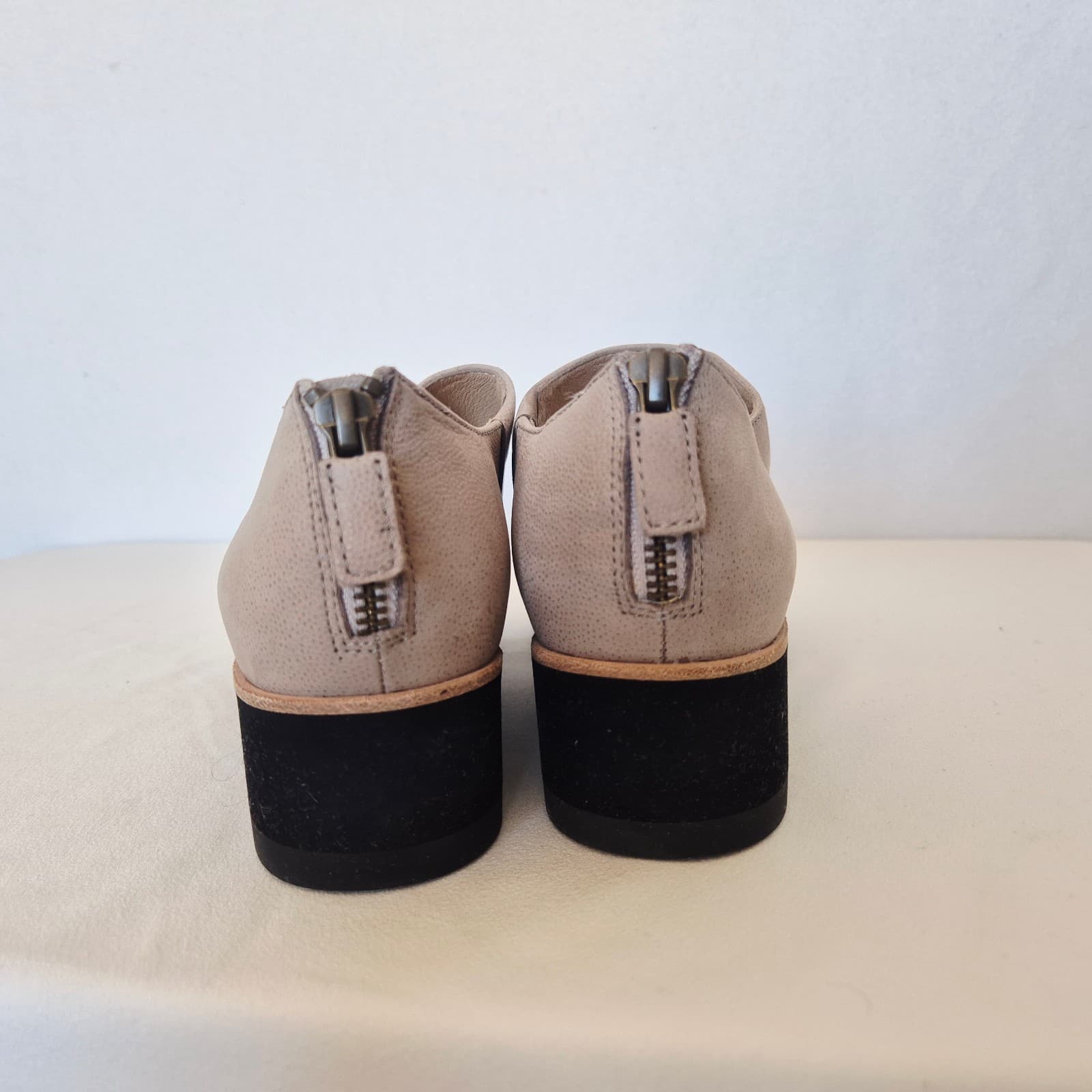 NWoB Eileen Fisher Beige Leather Match Cutout 1.5" Wedge Shoes Back-Zipper US7.5 - Thumbnail 8
