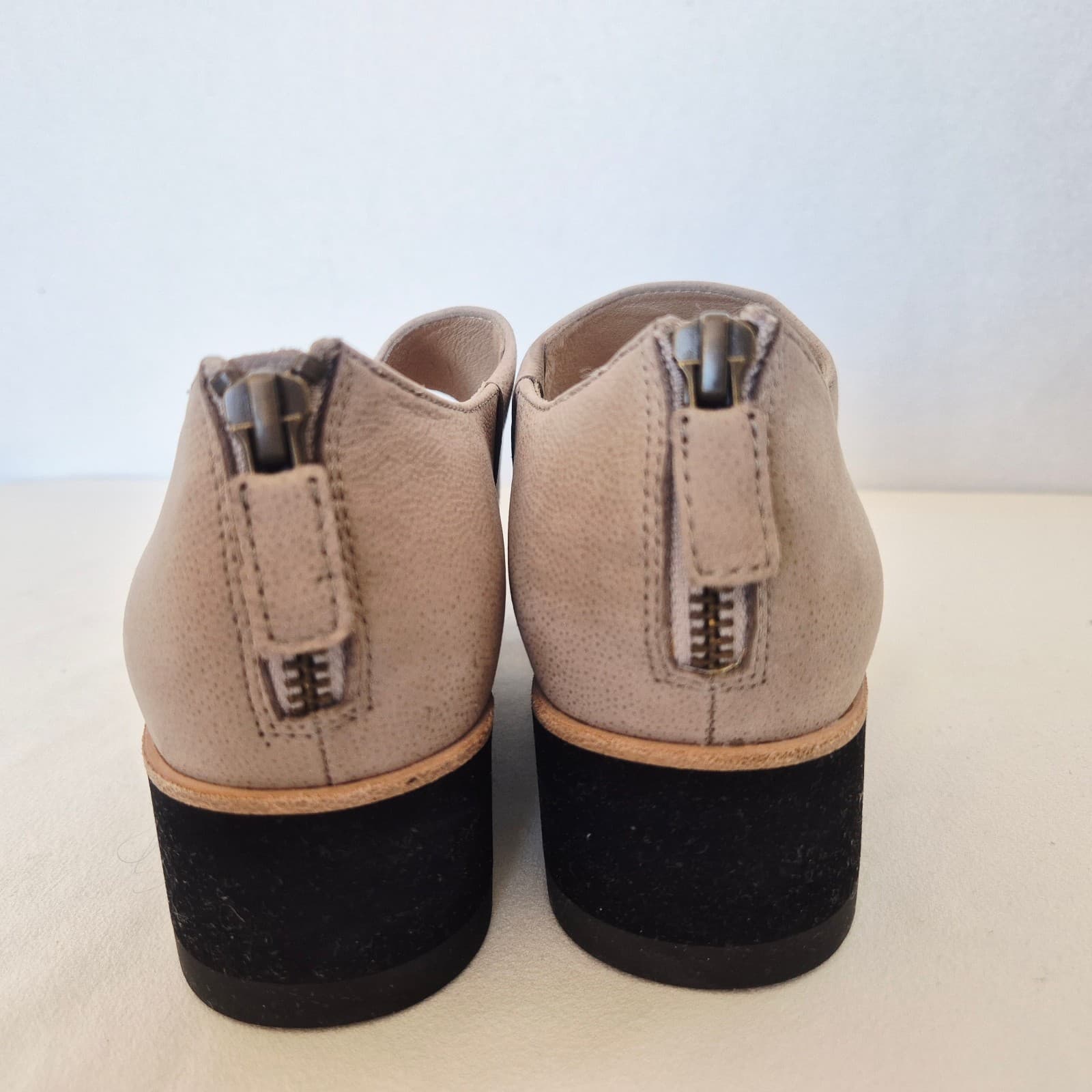NWoB Eileen Fisher Beige Leather Match Cutout 1.5" Wedge Shoes Back-Zipper US7.5 - Thumbnail 7
