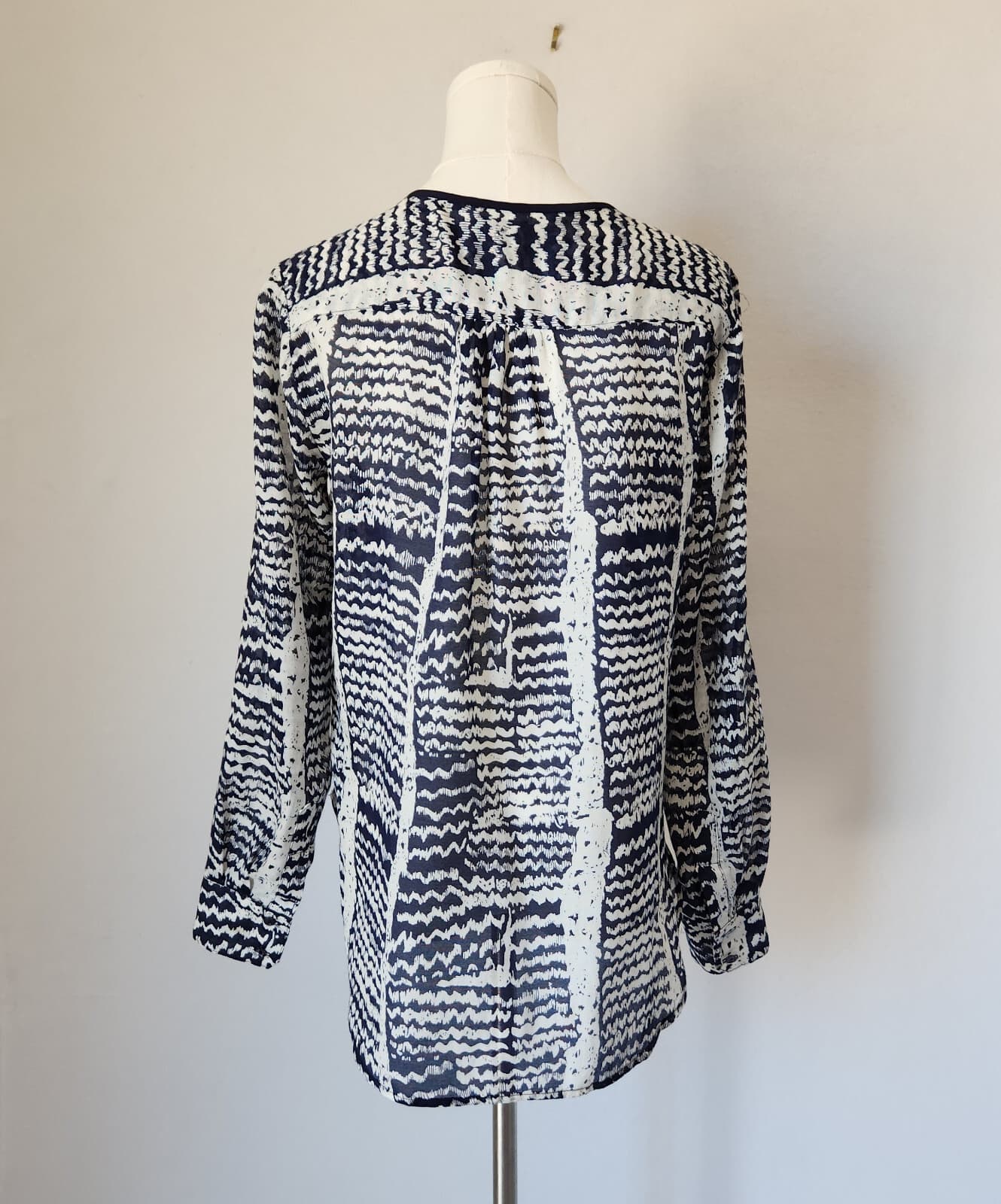 TRINA TURK Silk Blend Button-Front Top Long Sleeve Geo-Printed Blue White Sz.S - Thumbnail 6