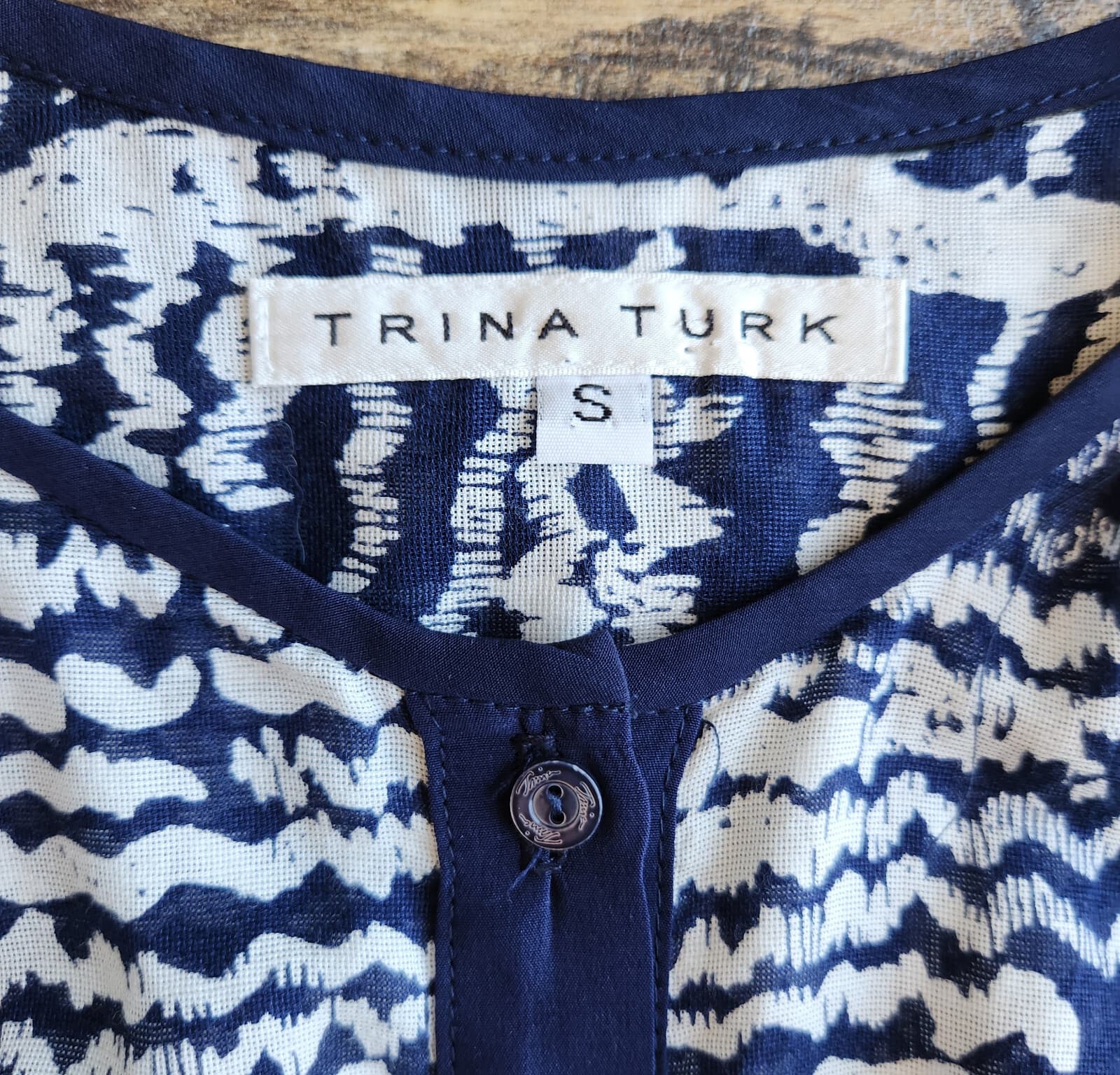 TRINA TURK Silk Blend Button-Front Top Long Sleeve Geo-Printed Blue White Sz.S - Thumbnail 8