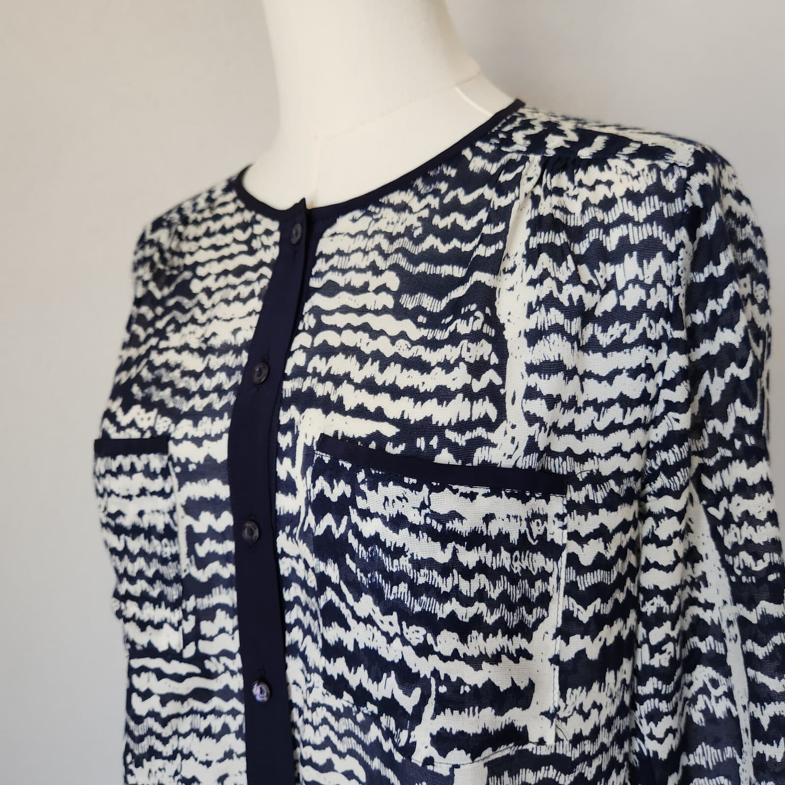 TRINA TURK Silk Blend Button-Front Top Long Sleeve Geo-Printed Blue White Sz.S - Thumbnail 3
