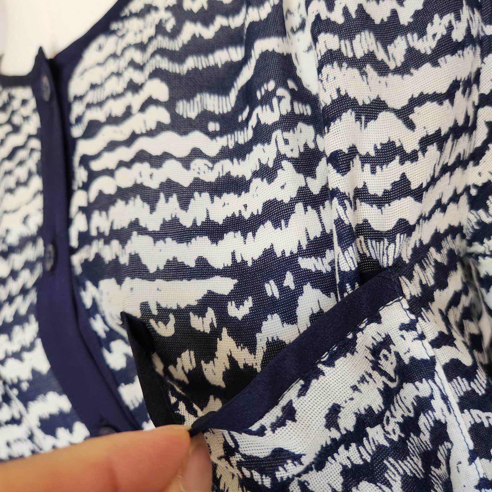 TRINA TURK Silk Blend Button-Front Top Long Sleeve Geo-Printed Blue White Sz.S - Thumbnail 4