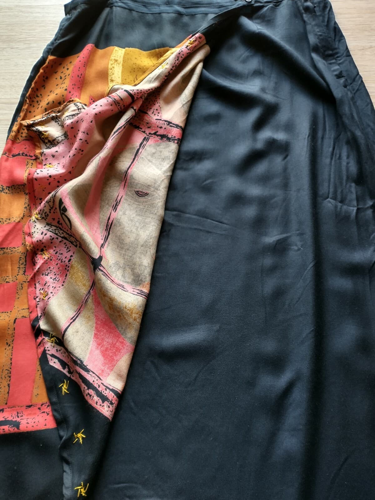 Shopping With Anthony Rayon Faux Wrap Skirt Art Printed Side Split Black Sz.L - Thumbnail 3