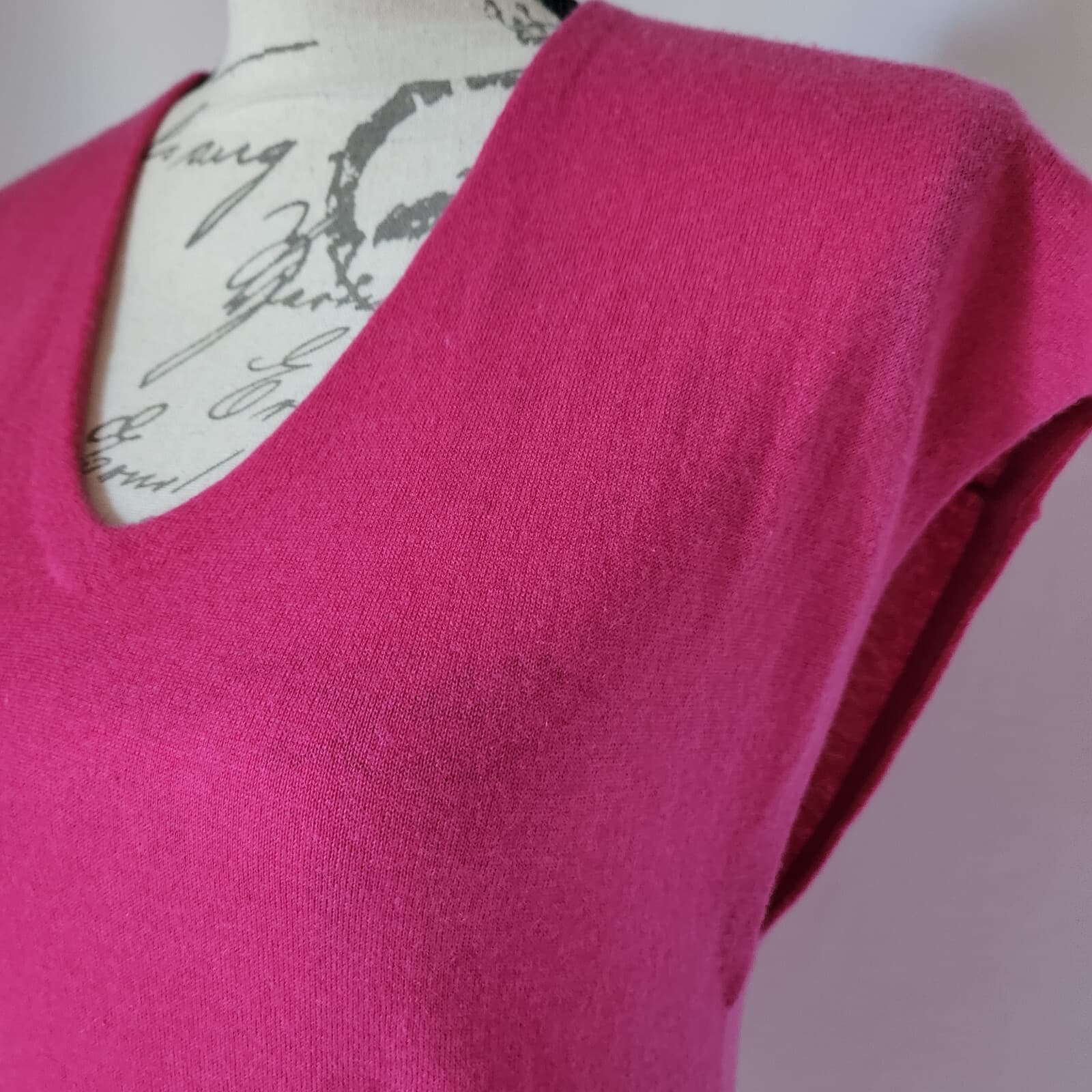 NWT In Cashmere Knit Top Drop Shoulder V-Neck Pink-Fuchsia 100%Cashmere Women XS - Thumbnail 2
