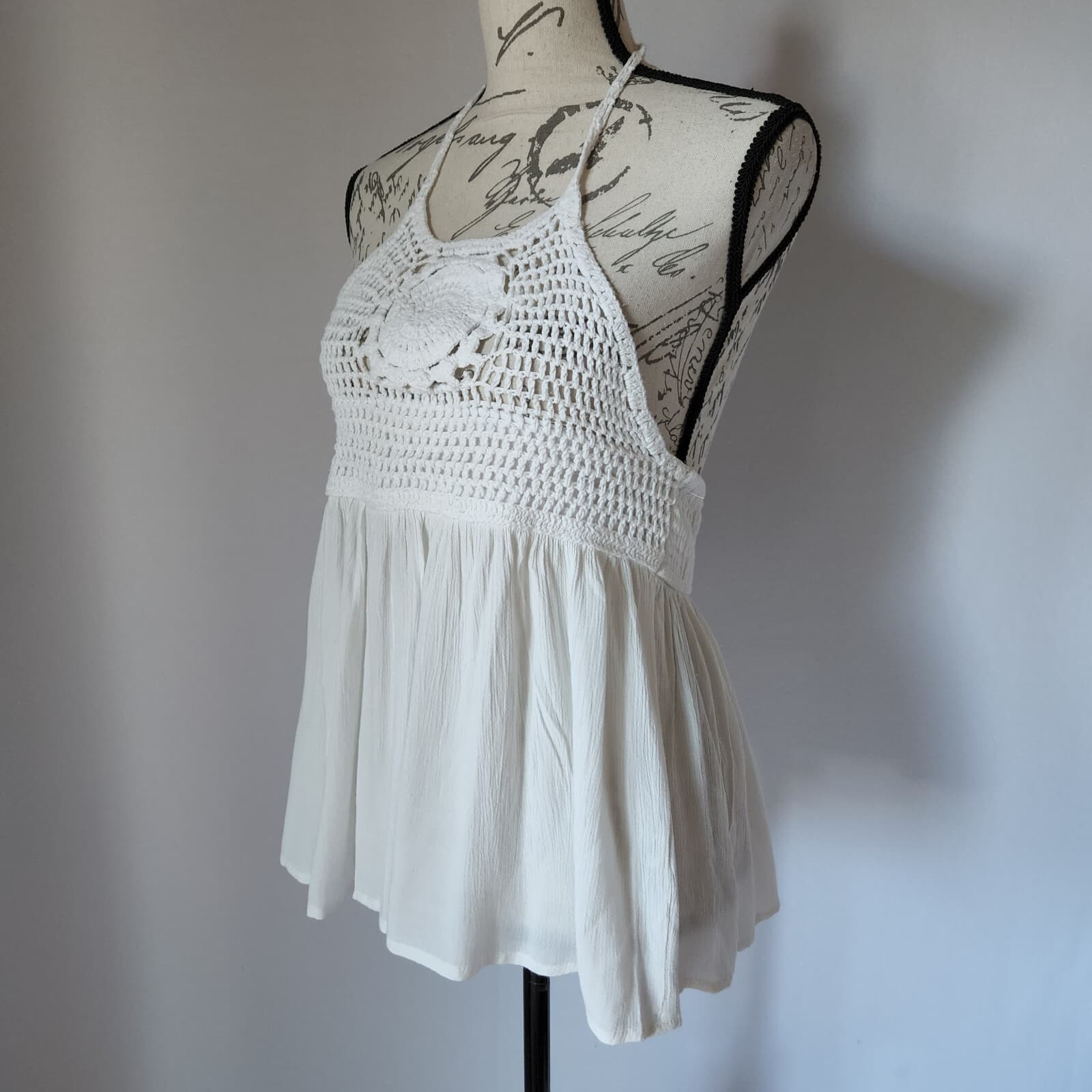 NWT Sim & Sam Crochet Halter Boho Beach Tank Top Tie Neck Rayon White Women Sz.M - Thumbnail 3