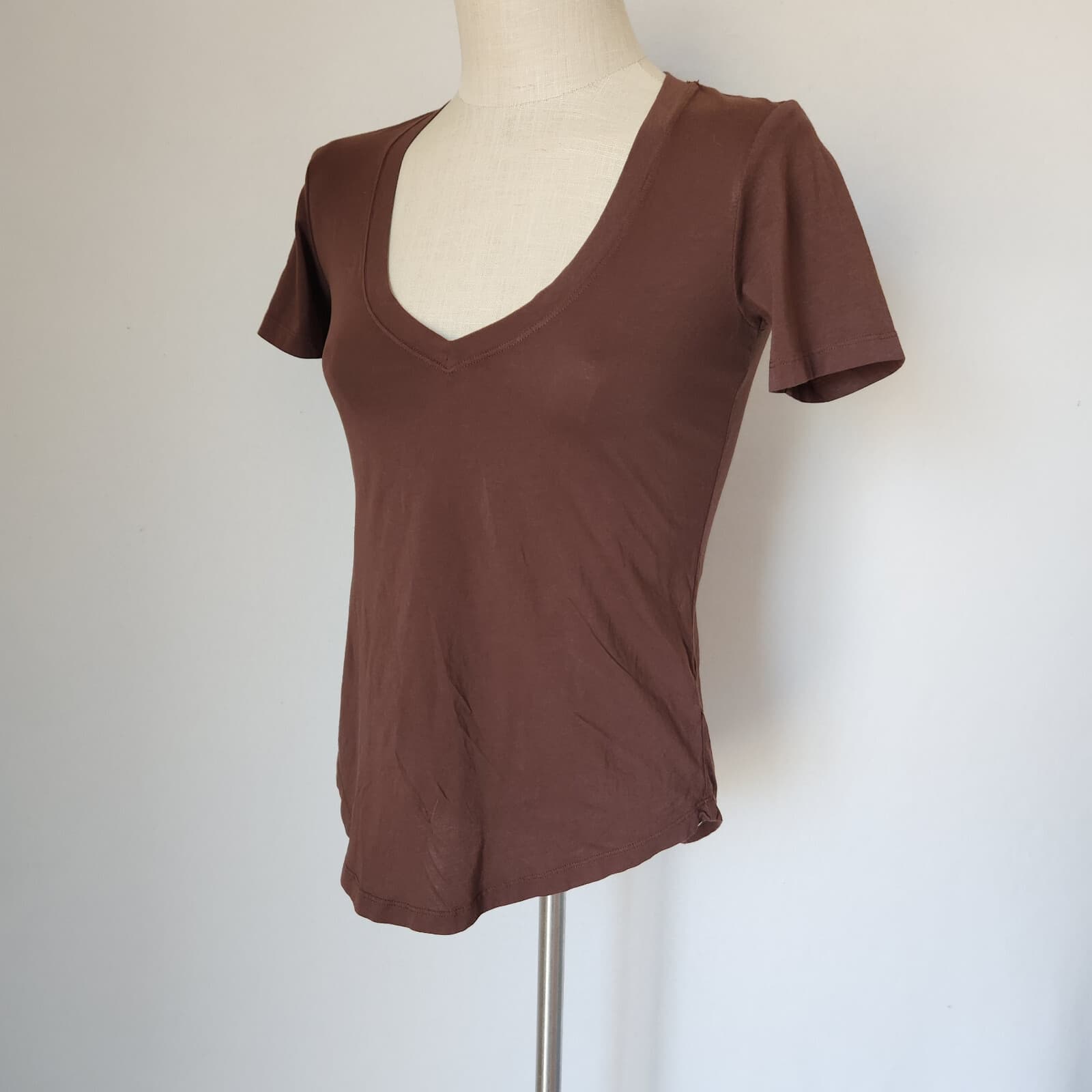 Aritzia The Group Babaton Deep V-Neck Tee-Shirt Short Sleeve Brown Women's 2XS - Thumbnail 2