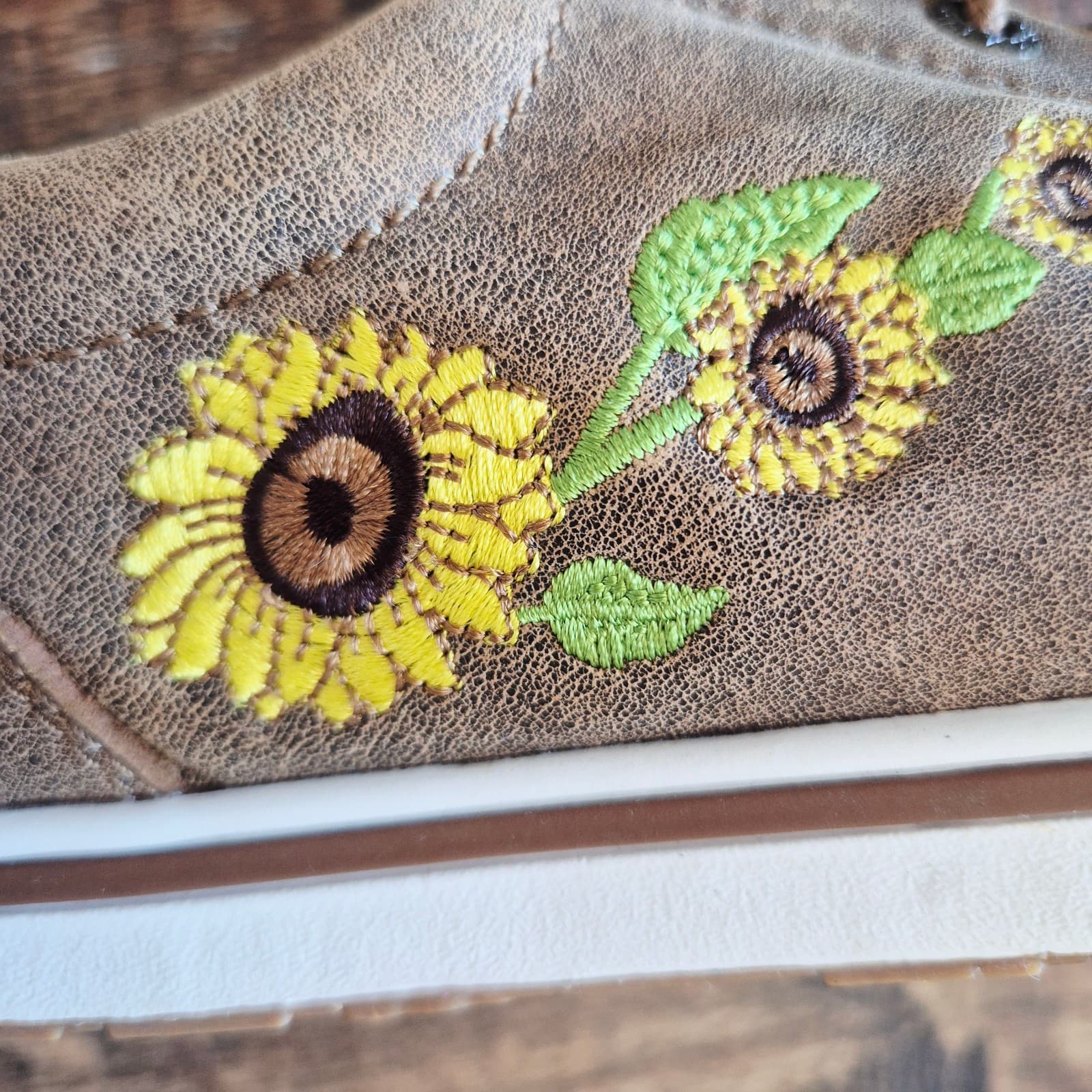 NWoB Twisted X Bomber Sunflower Embroidered Brown Leather Shoe Moccsin Womens 8M - Thumbnail 4