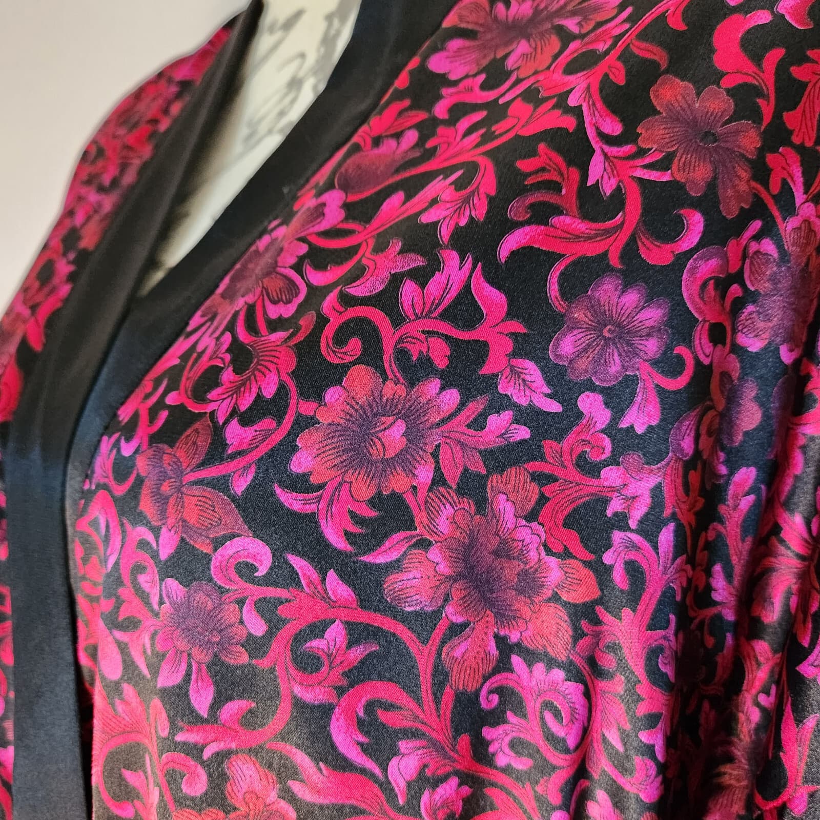 Vintage Valerie Stevens Satin Floral Fleece Lined Kimono Robe Black Pink Sz.M - Thumbnail 4