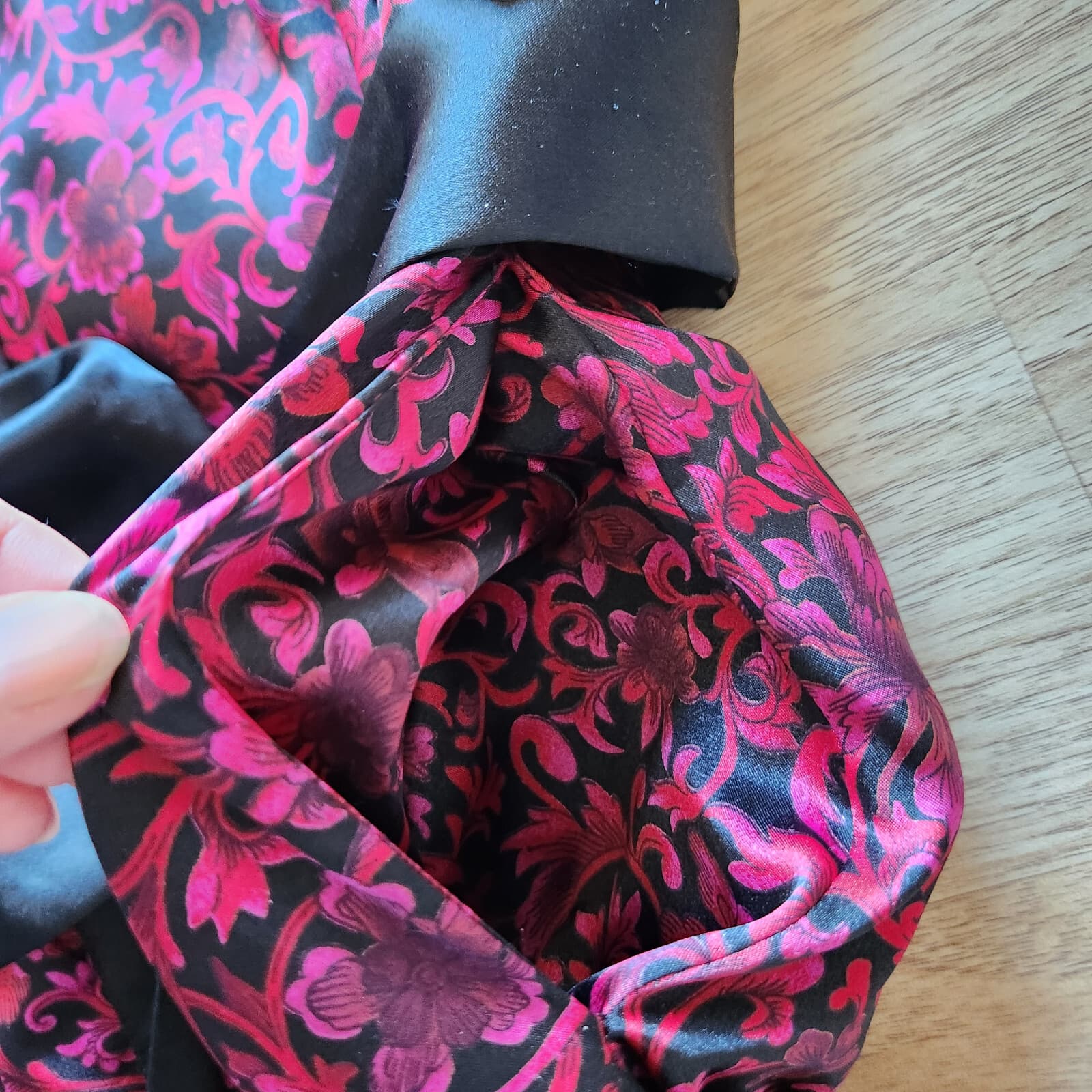 Vintage Valerie Stevens Satin Floral Fleece Lined Kimono Robe Black Pink Sz.M - Thumbnail 8